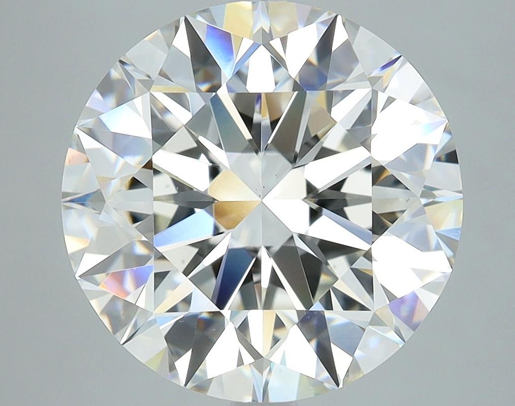 Un magnifico anello di diamanti con una splendida pietra centrale rotonda, del peso di ben 5,2 e con un'impeccabile H. H. e VS2. Questo squisito pezzo è sapientemente realizzato in oro bianco, per offrire una luce calda e radiosa che esalta la