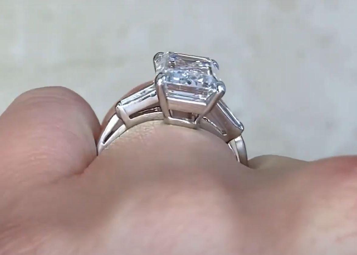 Bague de fiançailles GIA 5,31ct diamant taille émeraude, couleur F, platine en vente 4