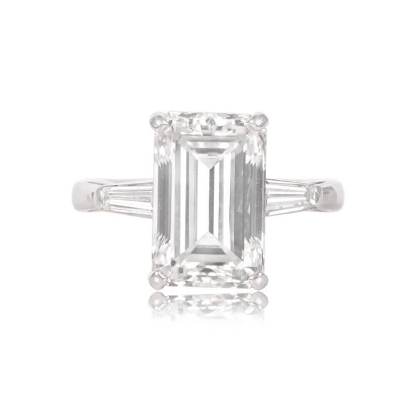 Une magnifique bague de fiançailles en diamant émeraude de 5,31 carats, réalisée en platine artisanal. La bague est ornée de diamants de taille baguette sur chaque épaule. Le diamant central est certifié GIA, avec 5,31 carats, une couleur F et une