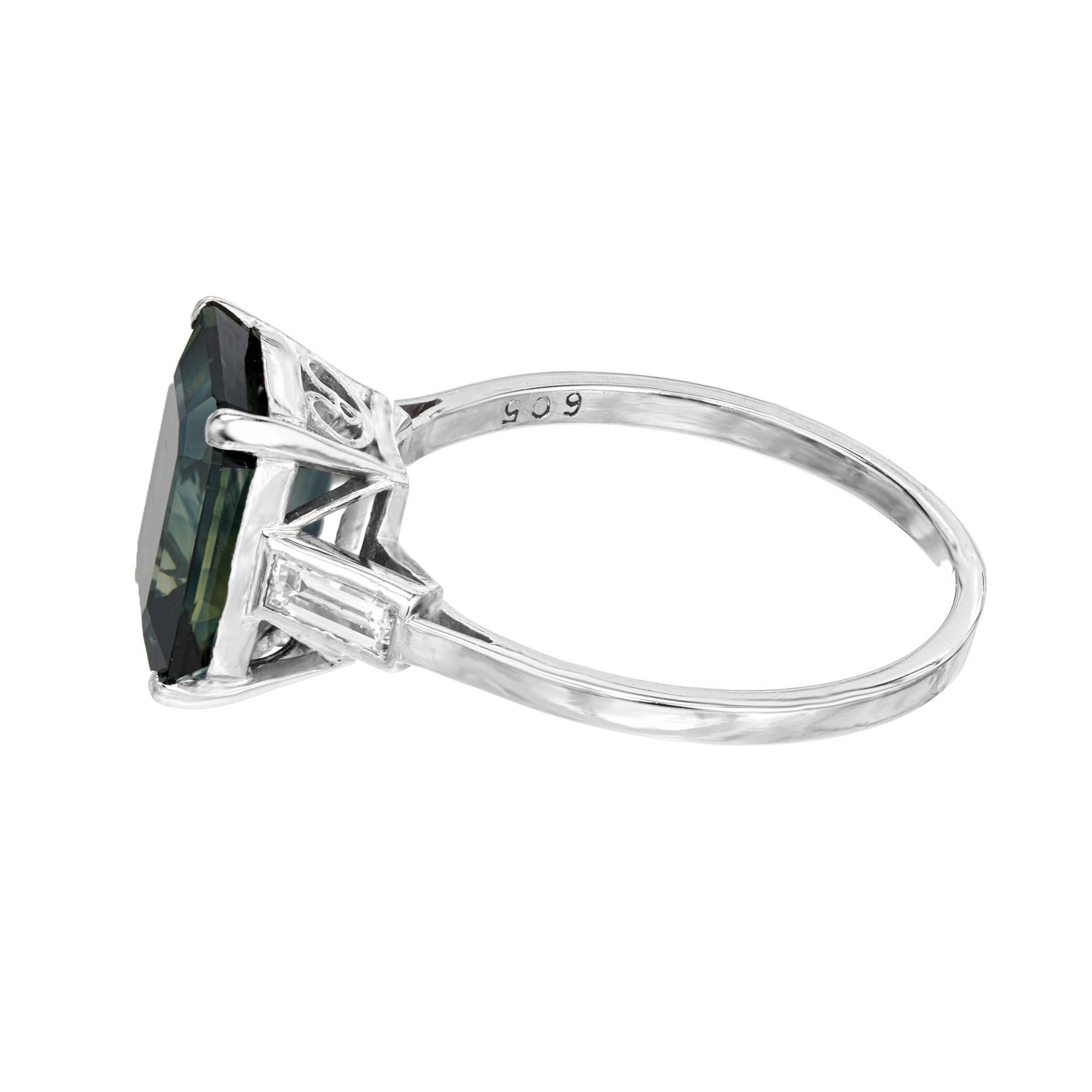 Taille émeraude Bague de fiançailles à trois pierres en platine avec saphir vert et diamant de 5,37 carats en vente