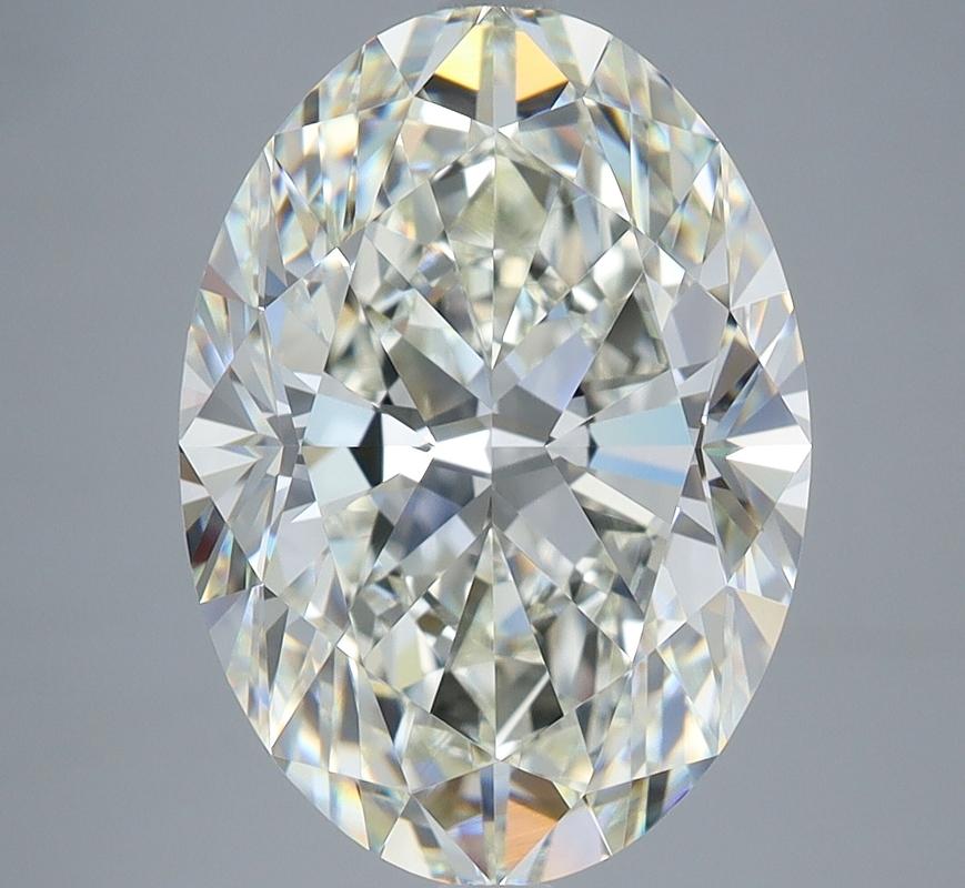 Un magnifico anello di diamanti con una splendida pietra centrale ovale, del peso di ben 5,3 e con un'impeccabile J e VVS2. Questo squisito pezzo è sapientemente realizzato in oro bianco, per offrire una luce calda e radiosa che esalta la