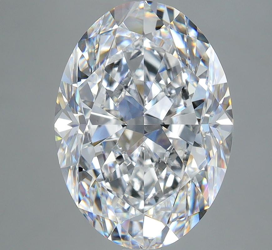 Dieser raffinierte Diamantring besticht durch einen ovalen Diamanten mit einem Gewicht von 5,3 und einem hohen D und VS2. Der mit Präzision handgefertigte Ring zeigt ein wunderschön poliertes Band aus Weißgold, das seine luxuriöse Ausstrahlung
