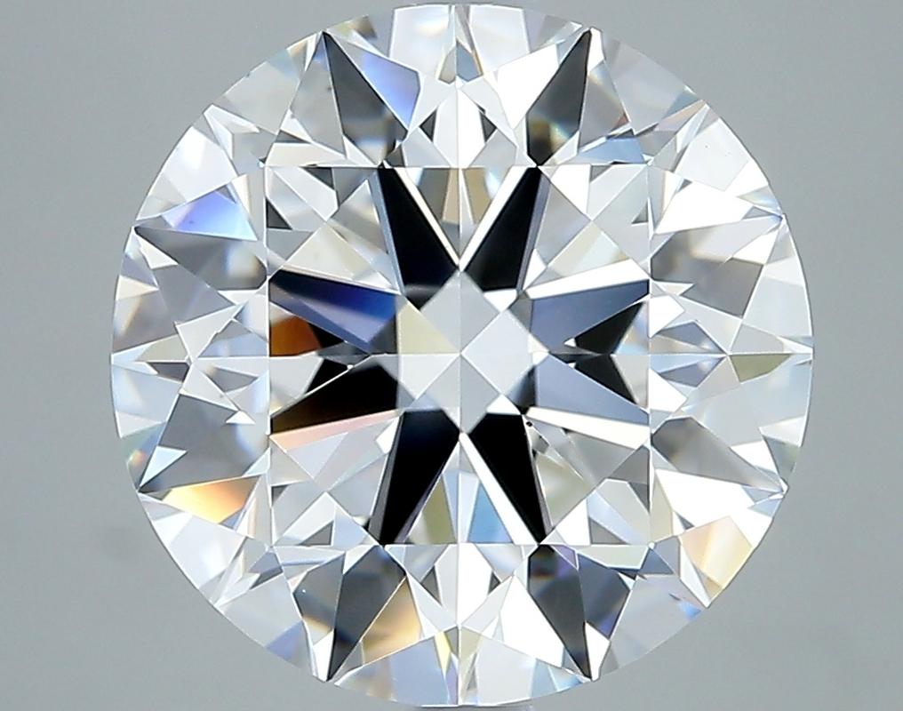 Un magnifico anello di diamanti con una splendida pietra centrale rotonda, del peso di ben 5,42 e con un'impeccabile D e VS2. Questo squisito pezzo è sapientemente realizzato in oro bianco, per offrire una luce calda e radiosa che esalta la