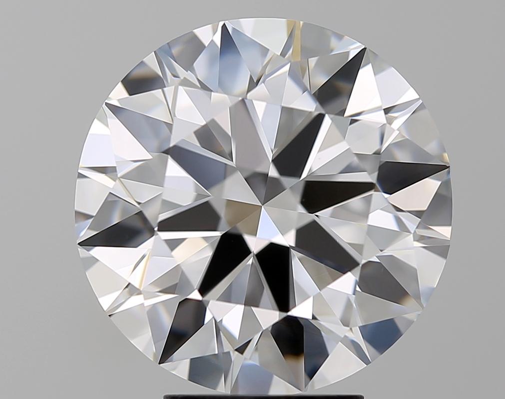Dal design elegante, questo splendido anello con diamante affascina per le sue caratteristiche notevoli. Al centro di questo gioiello si trova un diamante rotondo mozzafiato D VS1 5,46, saldamente incastonato in una montatura a griffe in rilievo che