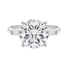 GIA Anello con diamante rotondo a tre pietre e baguette affusolata in oro bianco 18 carati da 5,46 carati