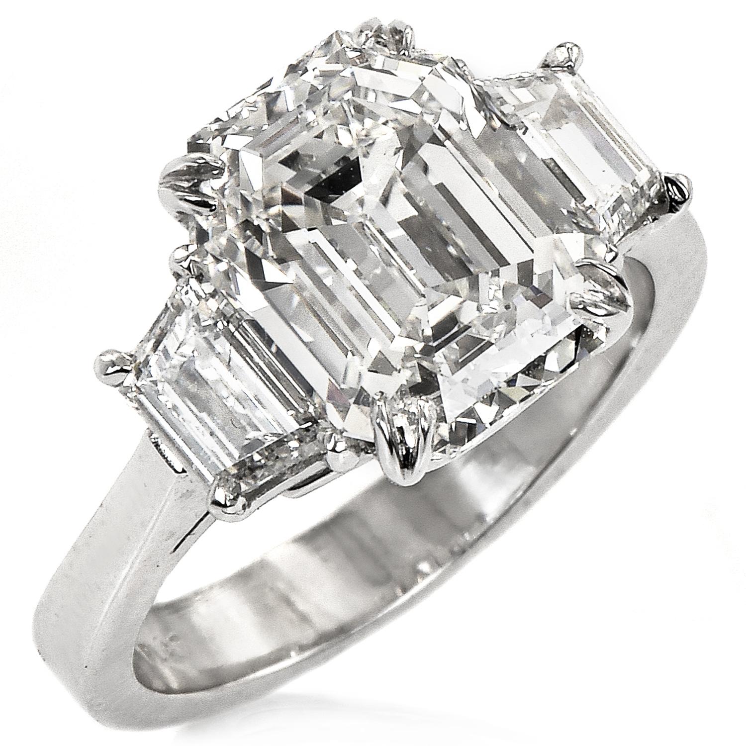 GIA 5.47cts Emerald-cut  Diamond I-VVS2 Engagement Three stone Ring For Sale