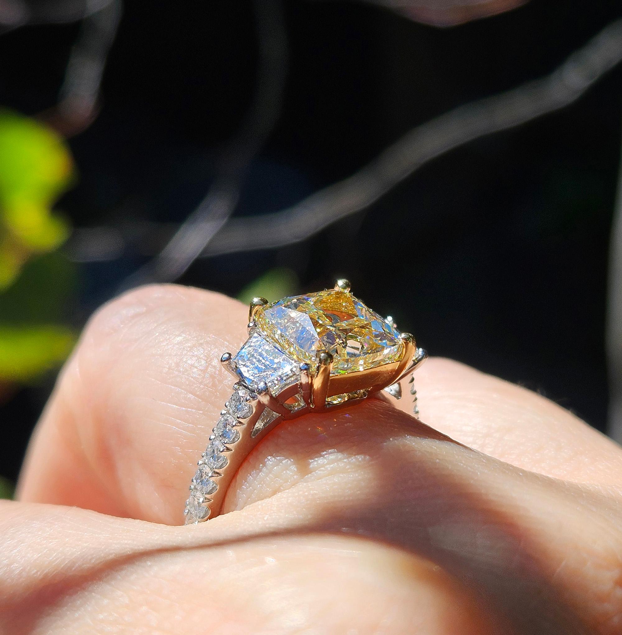 GIA 5,48ctw Naturale GIALLO Taglio a Cuscino Diamante Platino Oro 18K 3 Pietre Anello in vendita 4
