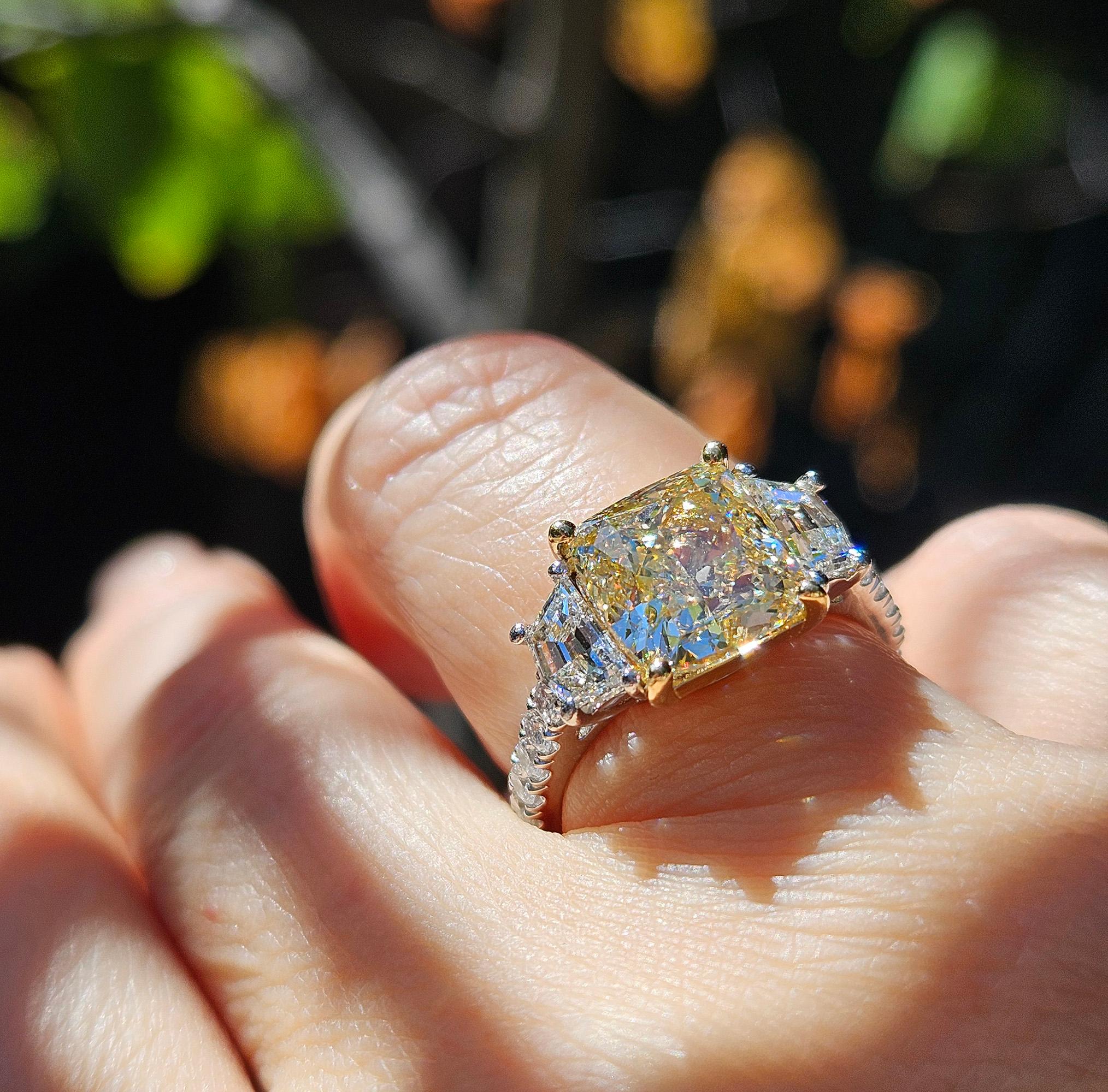 GIA 5,48ctw Naturale GIALLO Taglio a Cuscino Diamante Platino Oro 18K 3 Pietre Anello in vendita 5