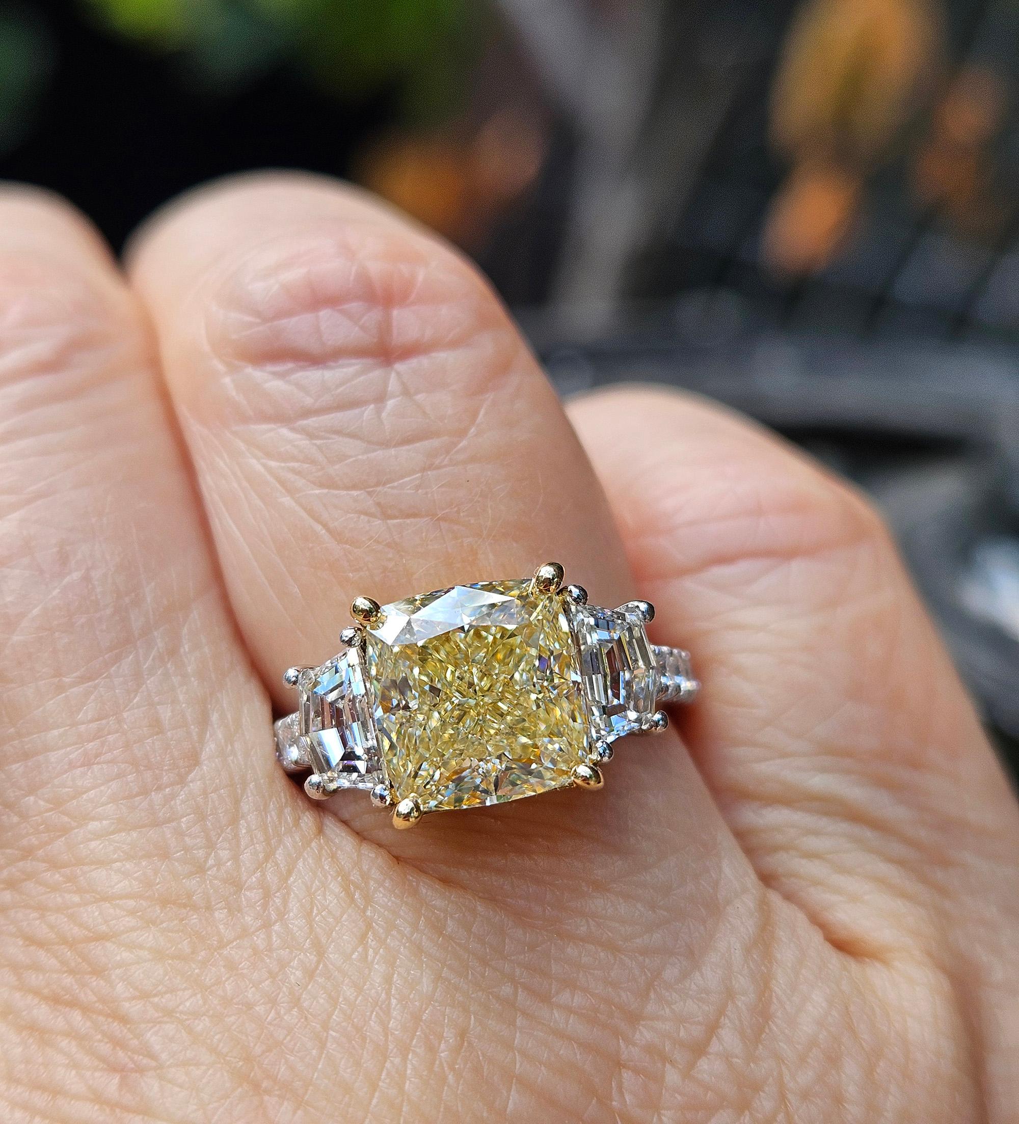 GIA 5,48ctw Naturale GIALLO Taglio a Cuscino Diamante Platino Oro 18K 3 Pietre Anello in vendita 7