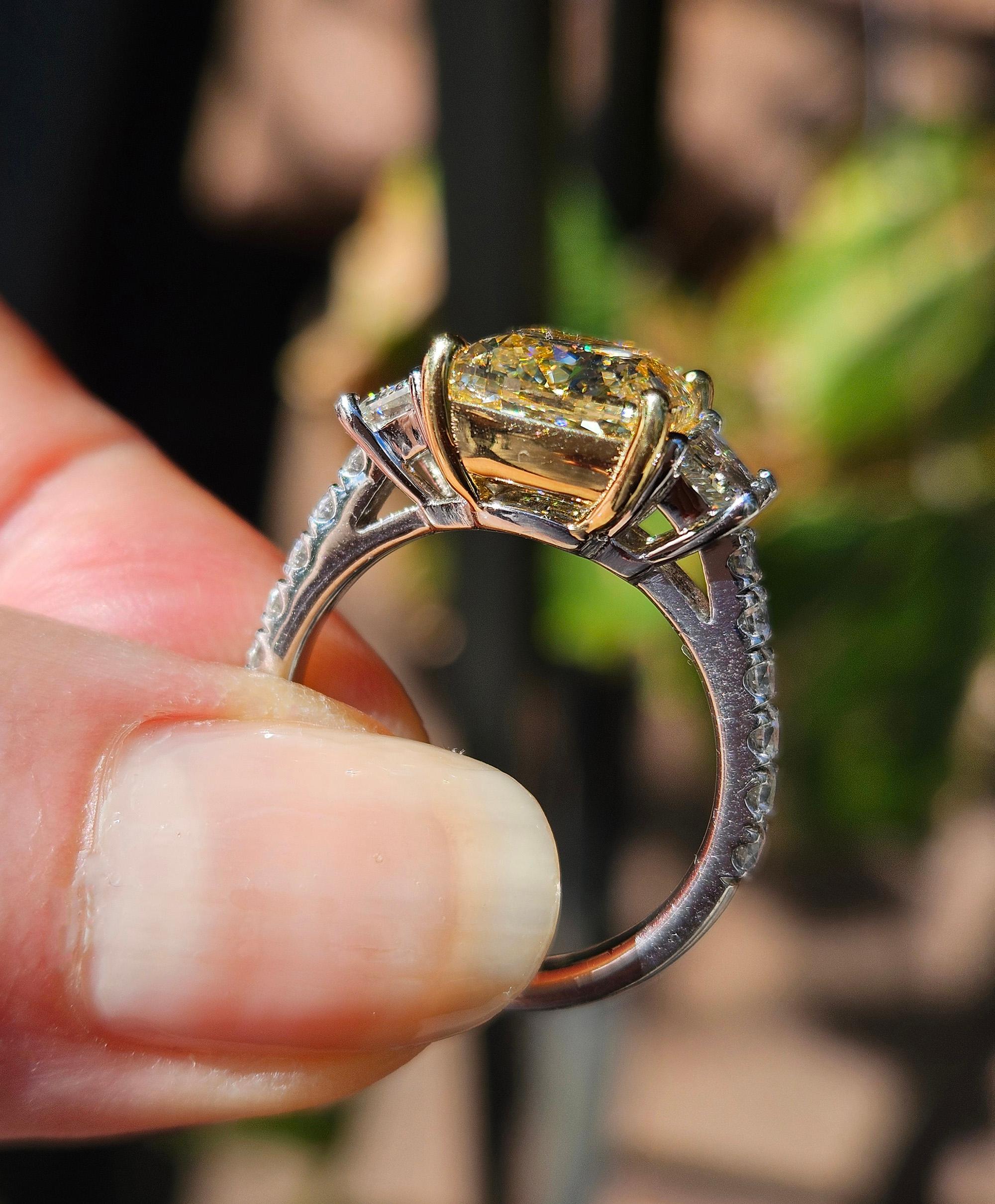 GIA 5,48ctw Naturale GIALLO Taglio a Cuscino Diamante Platino Oro 18K 3 Pietre Anello in vendita 9