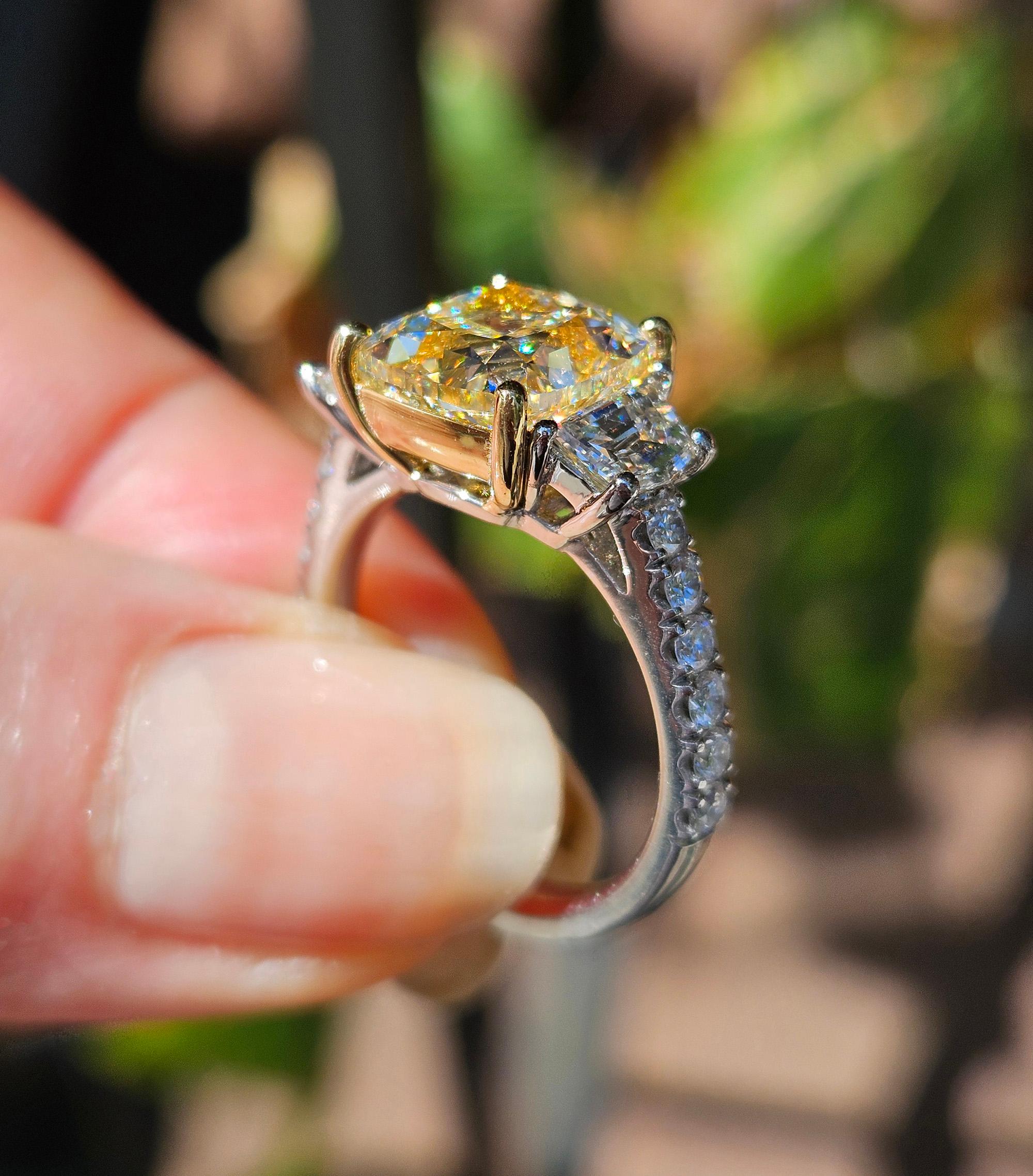 GIA 5,48ctw Naturale GIALLO Taglio a Cuscino Diamante Platino Oro 18K 3 Pietre Anello in vendita 10
