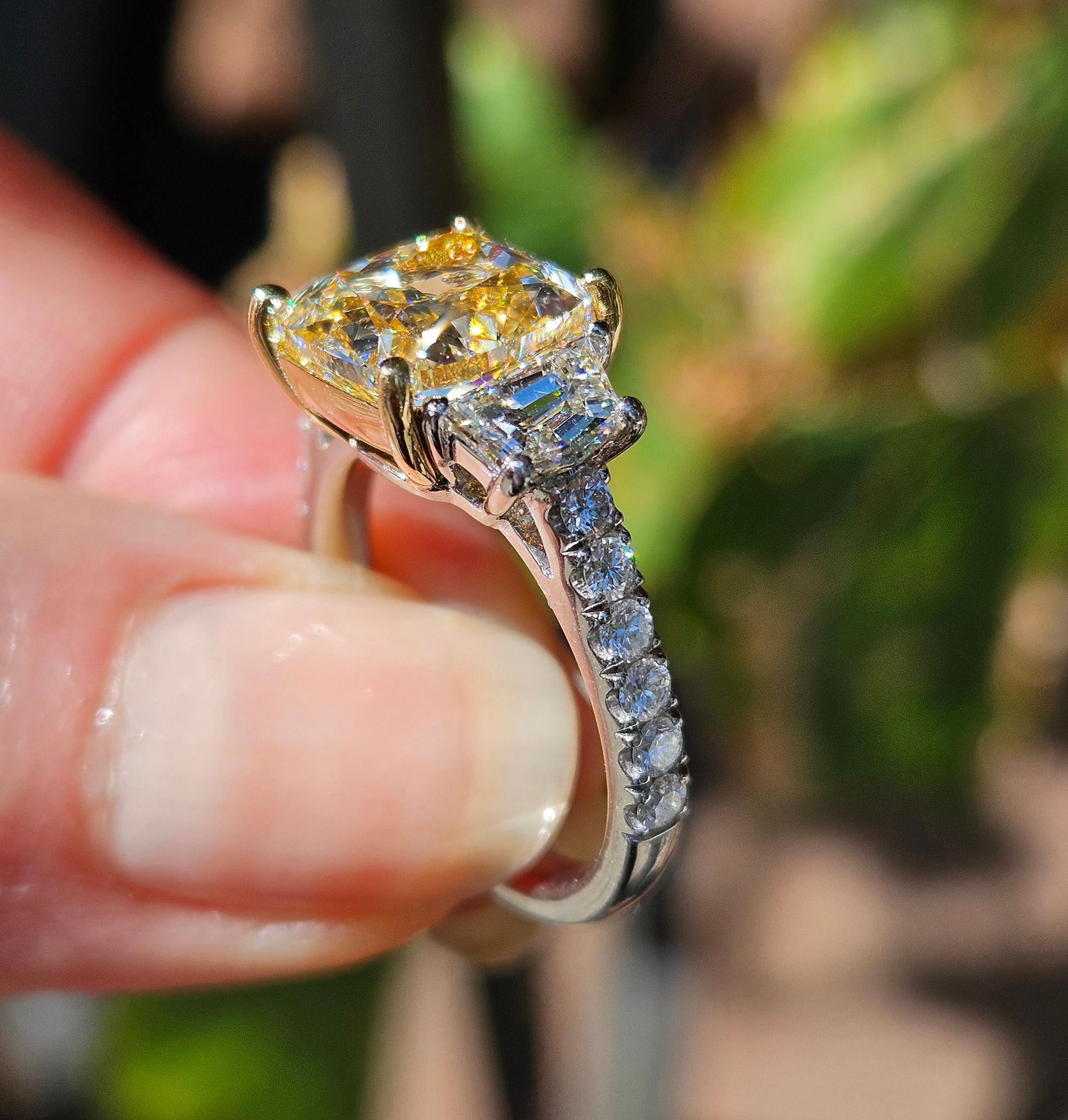 GIA 5,48ctw Naturale GIALLO Taglio a Cuscino Diamante Platino Oro 18K 3 Pietre Anello in vendita 11