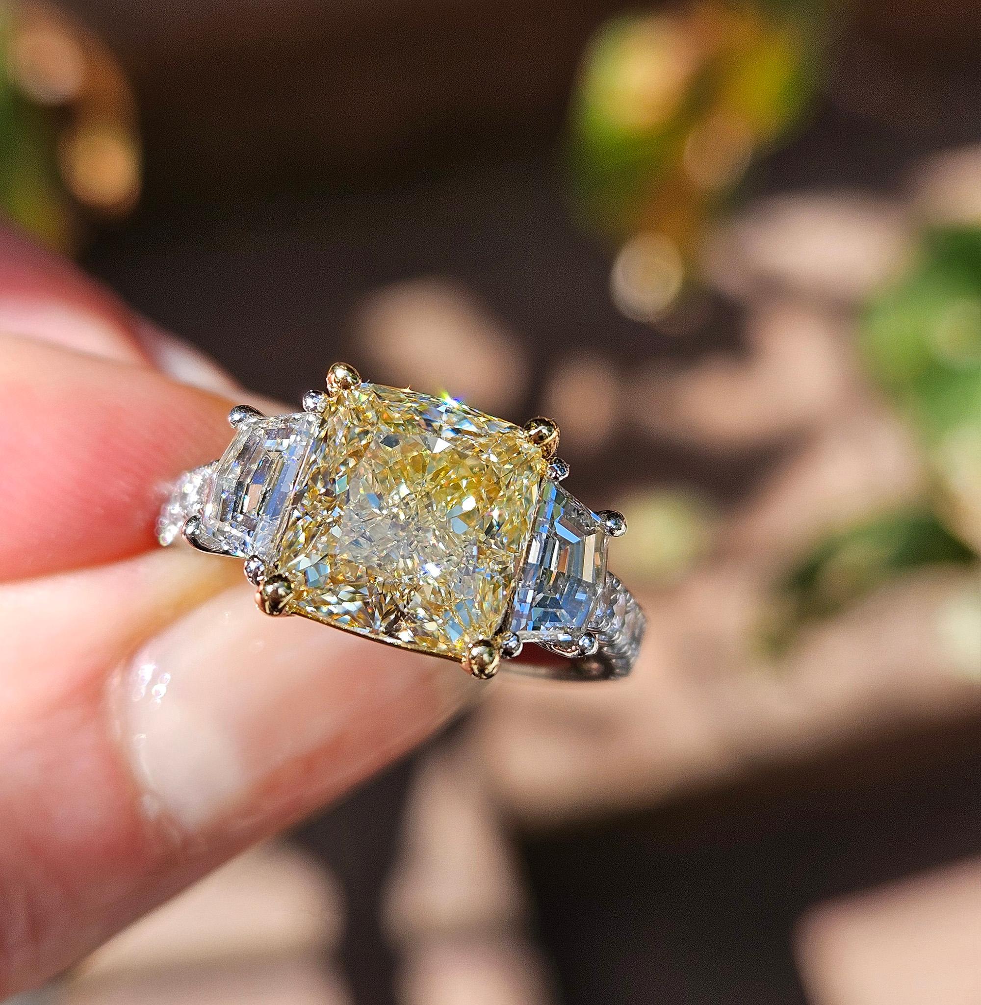 GIA 5,48ctw Naturale GIALLO Taglio a Cuscino Diamante Platino Oro 18K 3 Pietre Anello in vendita 12