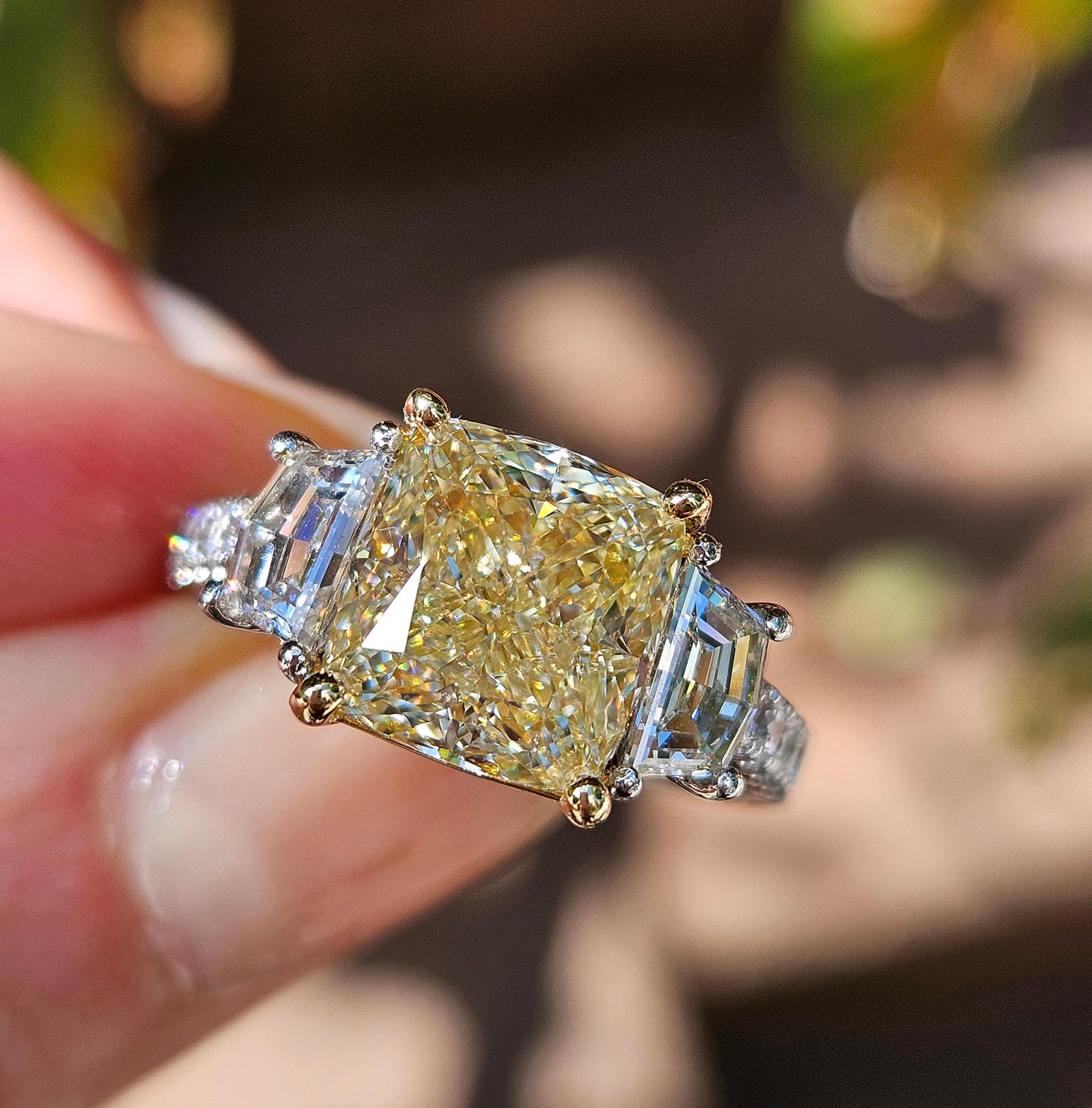 GIA 5,48ctw Naturale GIALLO Taglio a Cuscino Diamante Platino Oro 18K 3 Pietre Anello in vendita 13