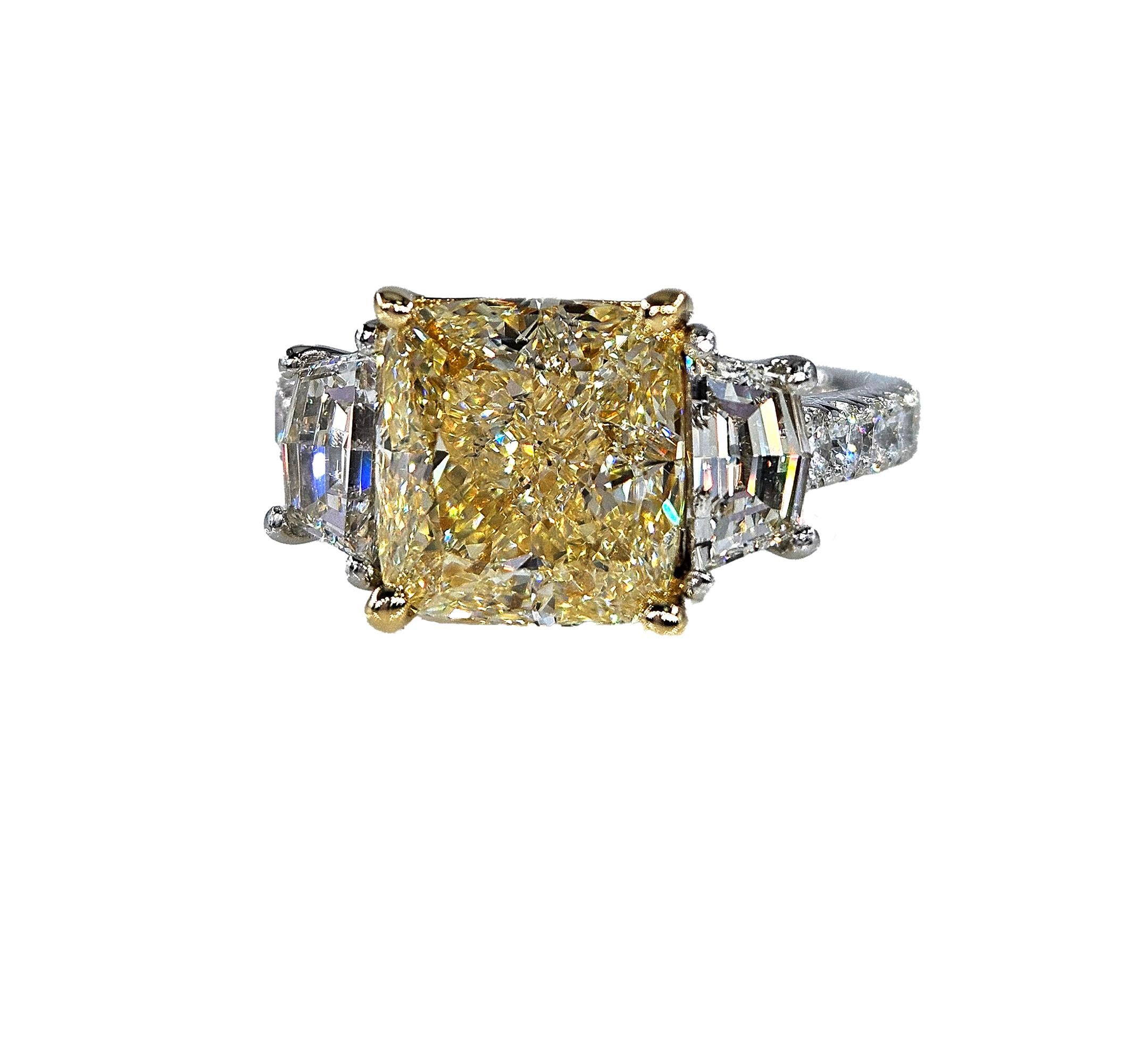 Estate GIA 5,48ctw naturale giallo taglio cuscino diamante  Anello vintage con 3 pietre in platino e oro 18 carati.
Hai mai sognato un diamante giallo ma hai pensato che il prezzo fosse fuori portata? Questo splendido anello di proprietà con