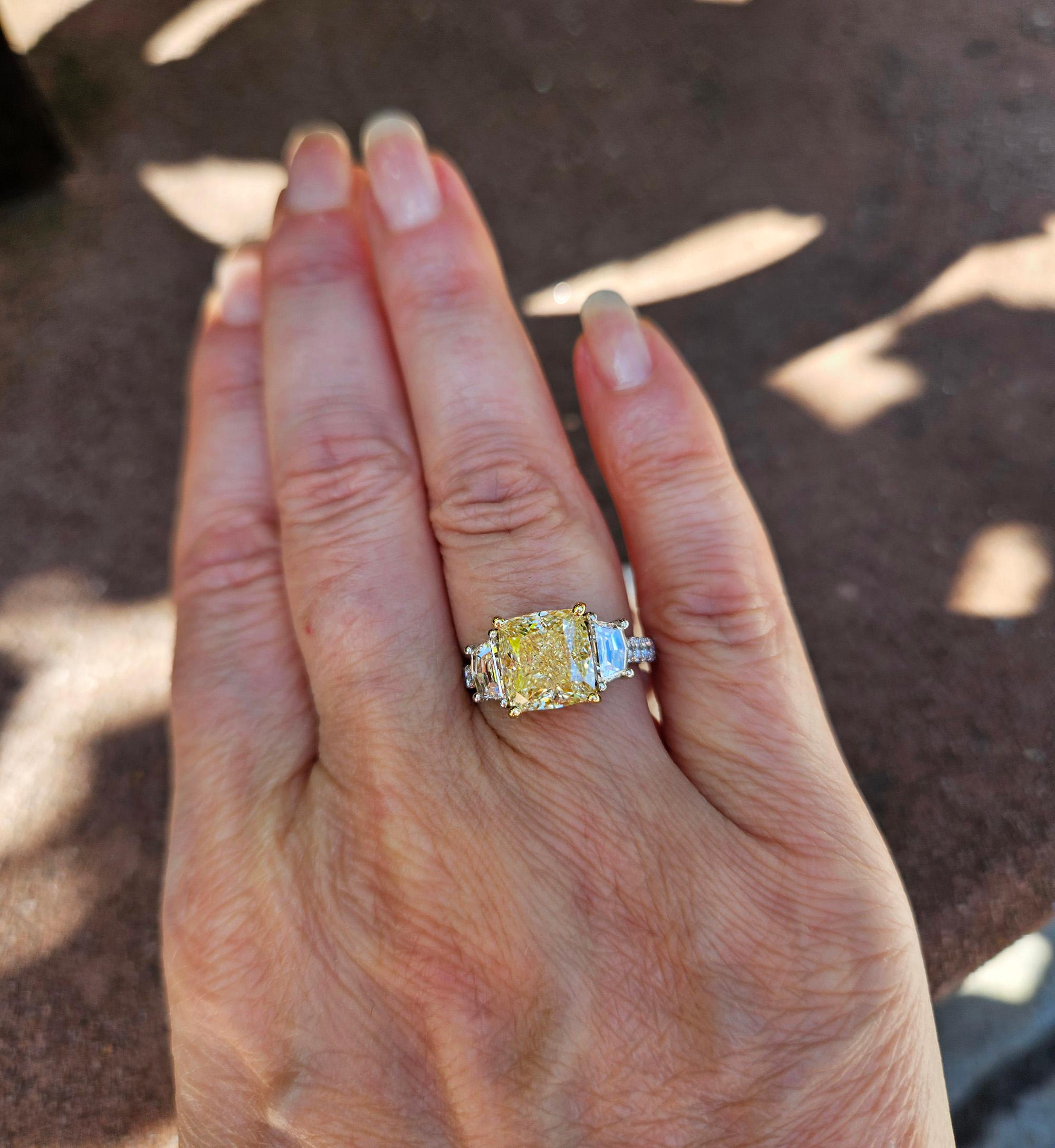 GIA 5,48ctw Naturale GIALLO Taglio a Cuscino Diamante Platino Oro 18K 3 Pietre Anello in vendita 14