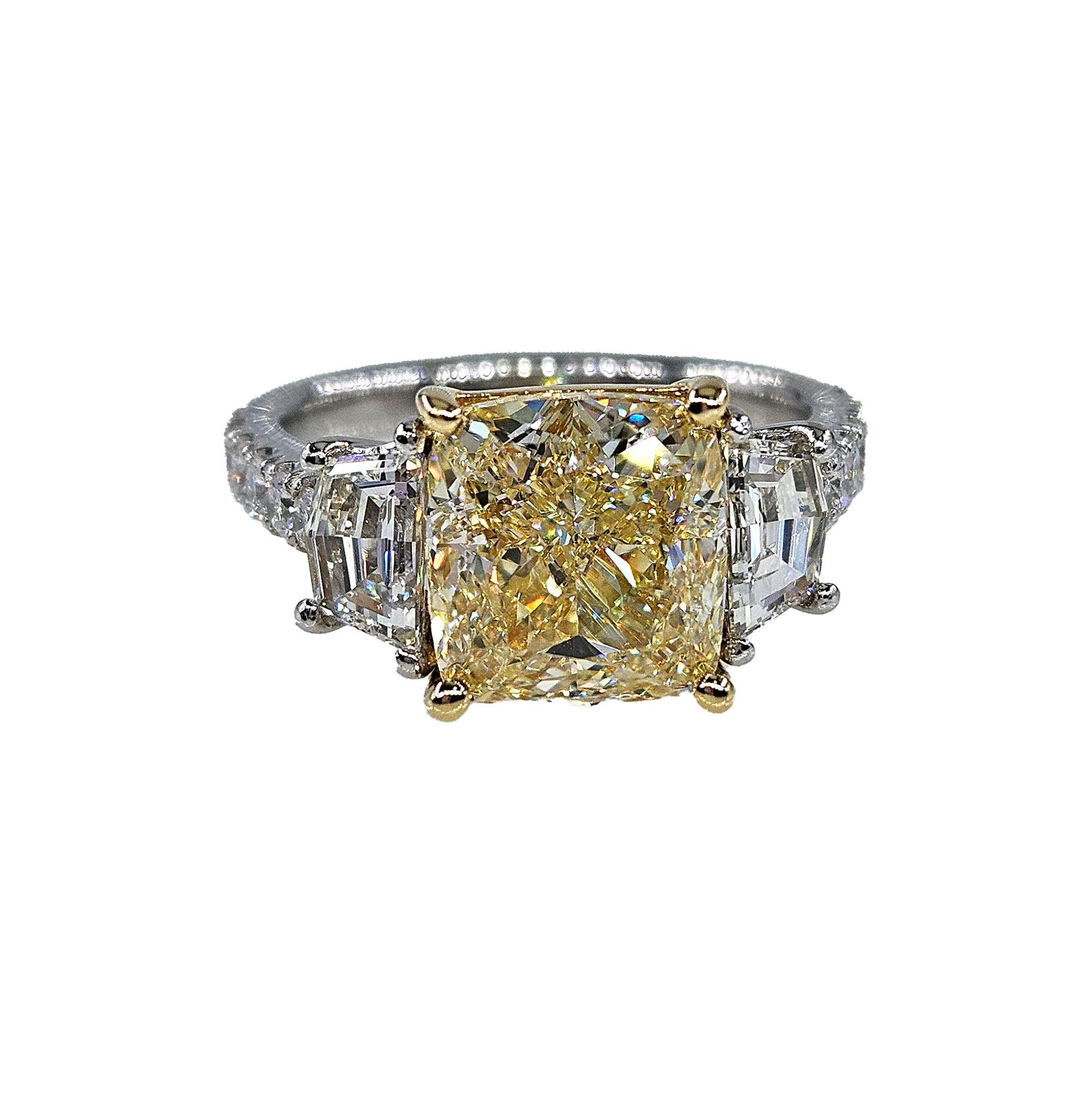 Moderno GIA 5,48ctw Naturale GIALLO Taglio a Cuscino Diamante Platino Oro 18K 3 Pietre Anello in vendita