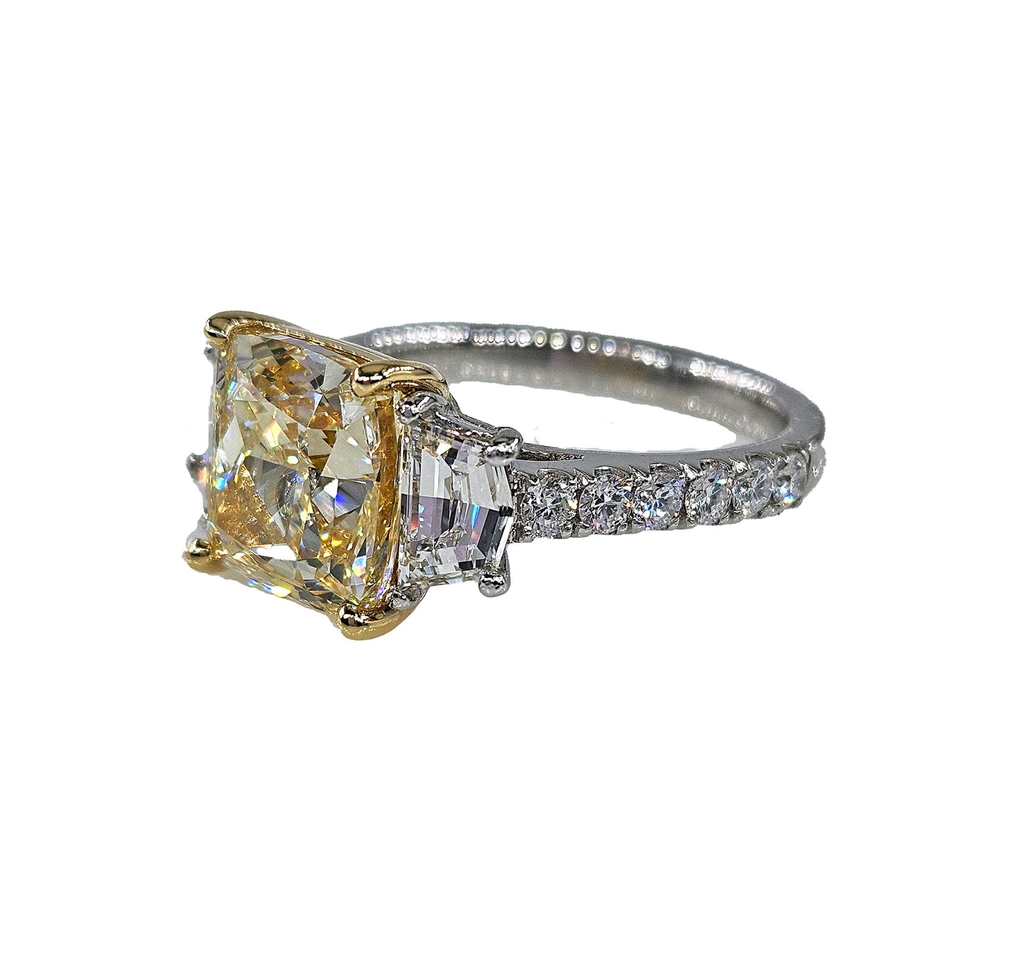 Taglio cuscino GIA 5,48ctw Naturale GIALLO Taglio a Cuscino Diamante Platino Oro 18K 3 Pietre Anello in vendita