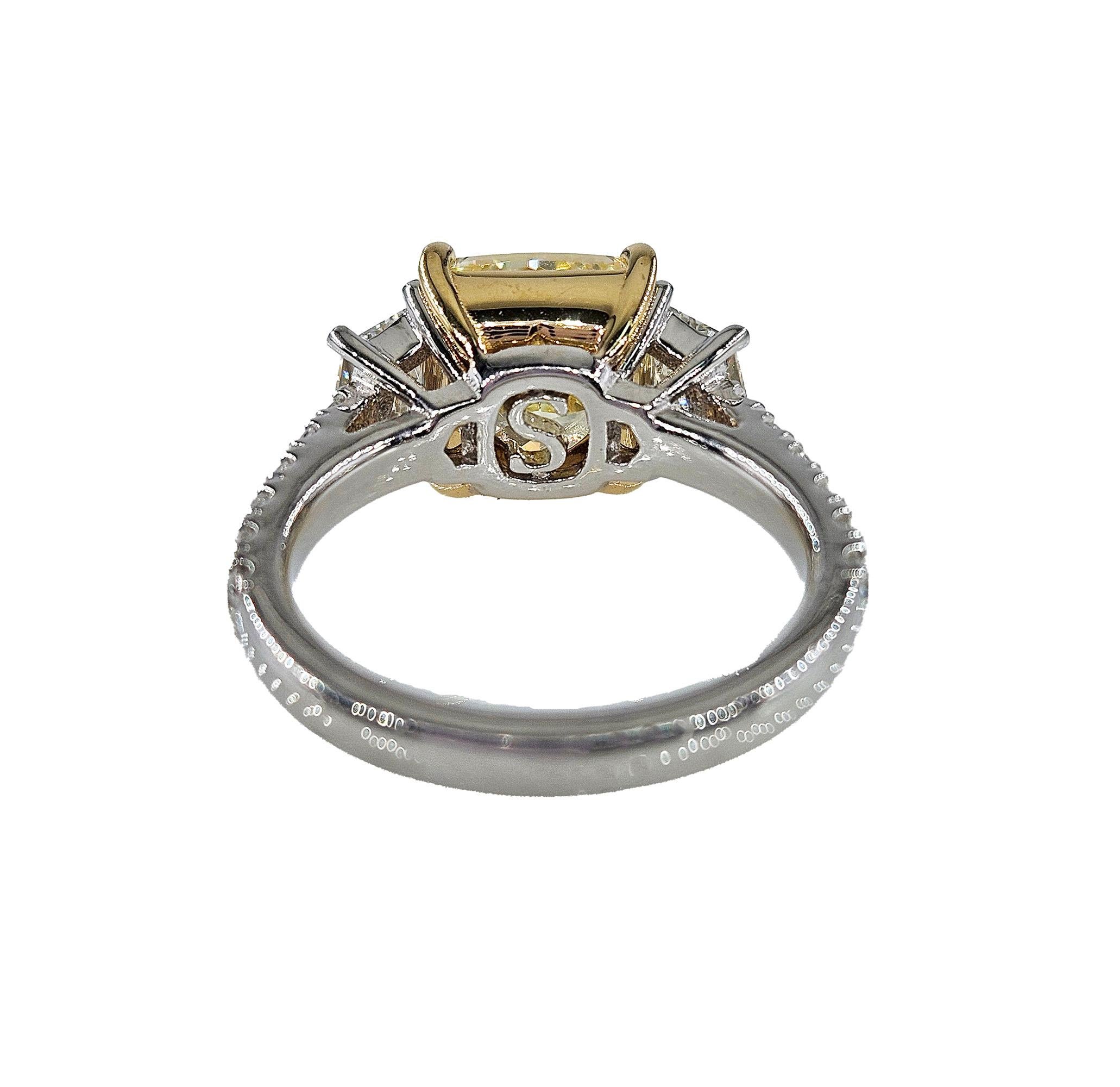 GIA 5,48ctw Naturale GIALLO Taglio a Cuscino Diamante Platino Oro 18K 3 Pietre Anello In condizioni buone in vendita a New York, NY