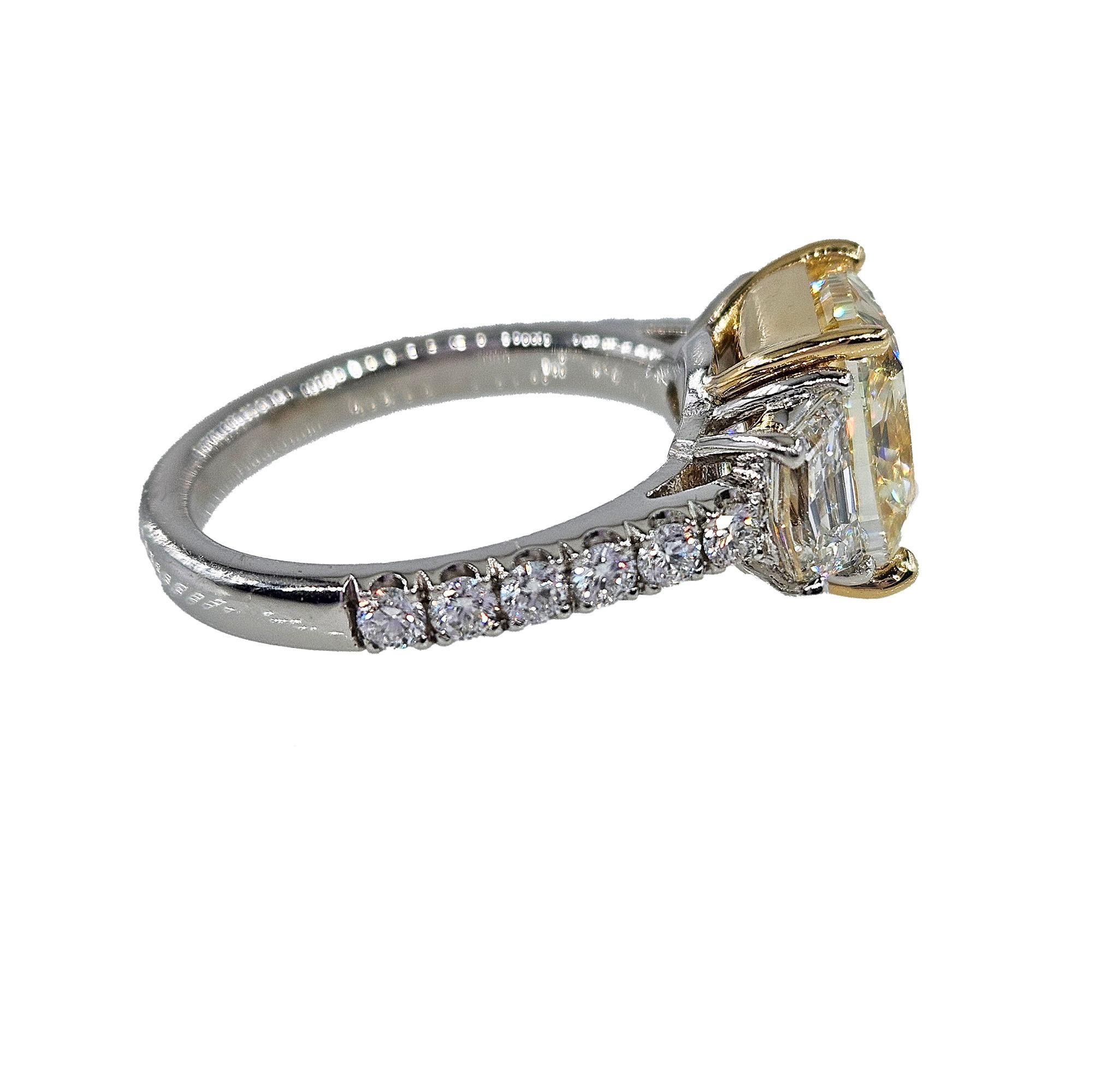 Donna GIA 5,48ctw Naturale GIALLO Taglio a Cuscino Diamante Platino Oro 18K 3 Pietre Anello in vendita