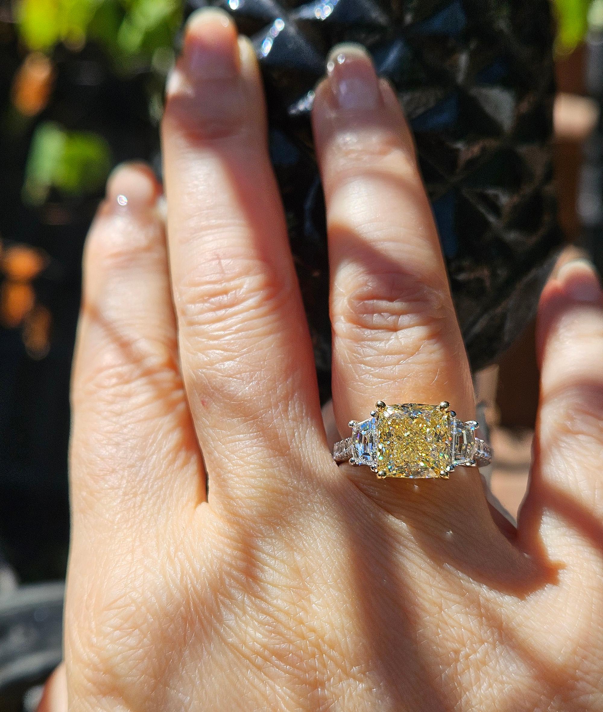 GIA 5,48ctw Naturale GIALLO Taglio a Cuscino Diamante Platino Oro 18K 3 Pietre Anello in vendita 2