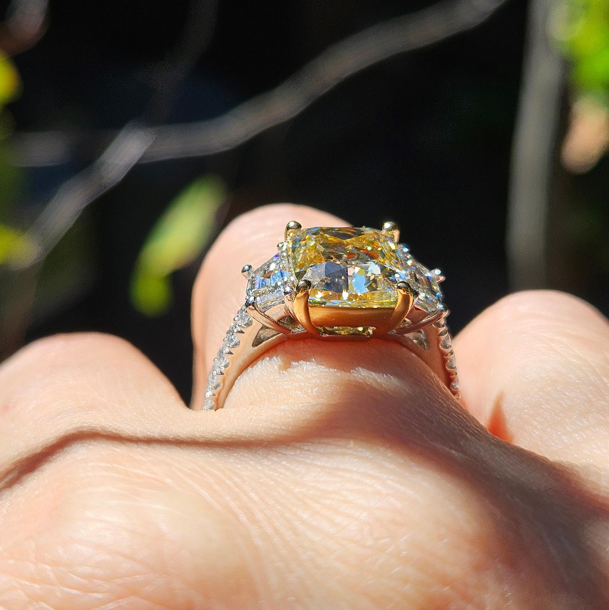 GIA 5,48ctw Naturale GIALLO Taglio a Cuscino Diamante Platino Oro 18K 3 Pietre Anello in vendita 3
