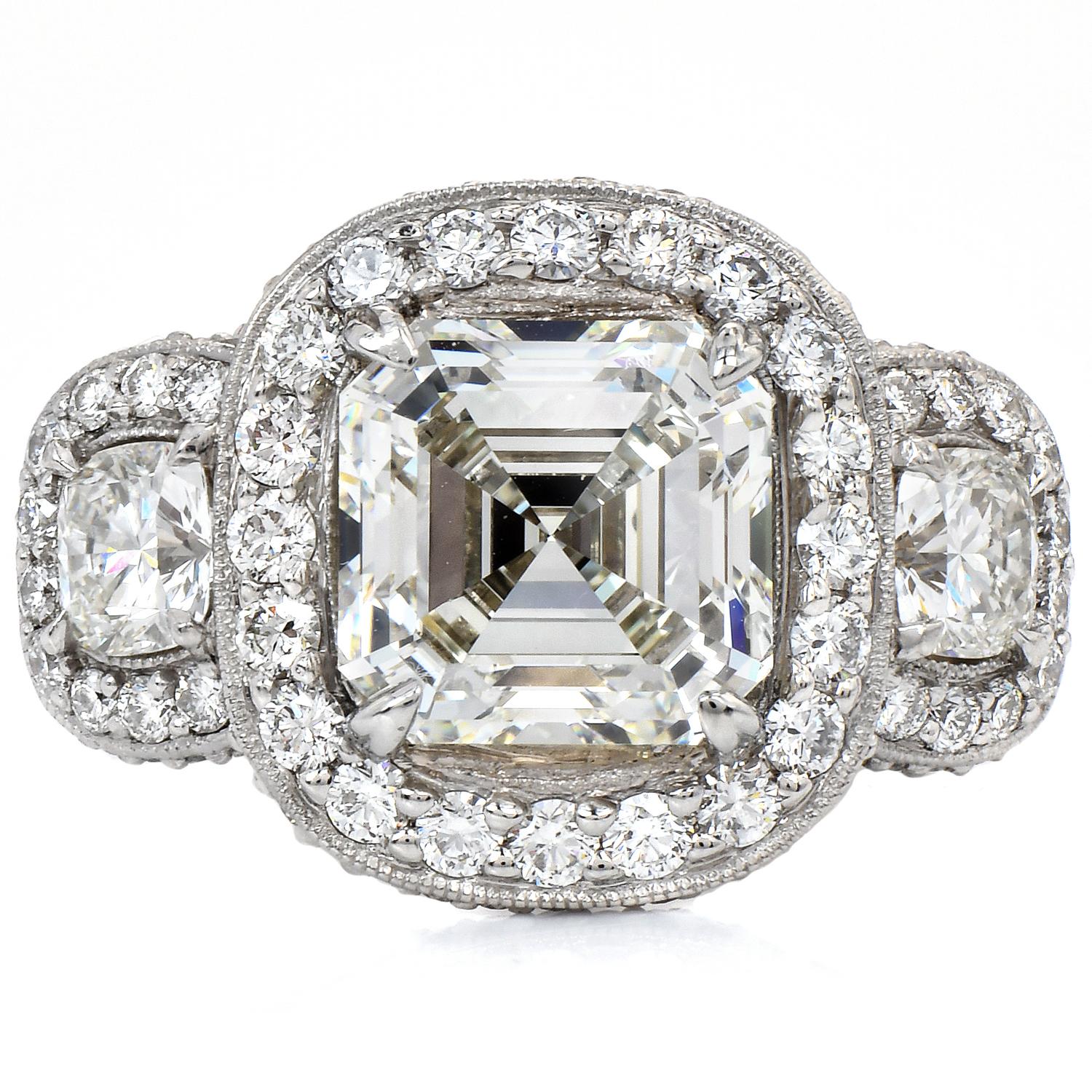 Erleben Sie höchste Eleganz und Luxus mit diesem GIA-zertifizierten 5,49-Karat-Diamant-Platin-Halo-Dreifachsteinring.

Dieser exquisite Diamantring ist ein wahres Meisterwerk, das durch sein Funkeln und seine unvergleichliche Handwerkskunst