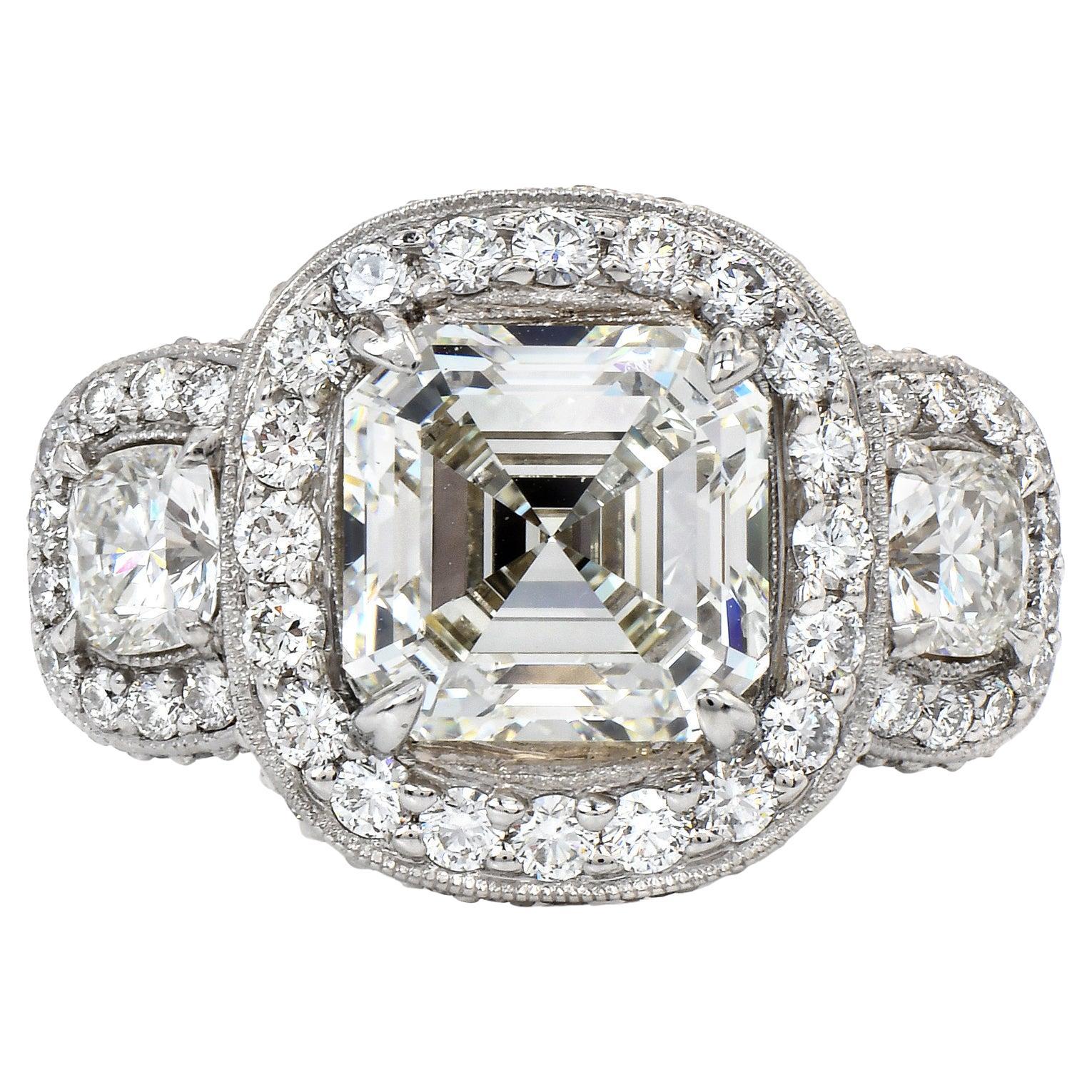 Verlobungsring, GIA 5,49 Karat Asscher-Schliff Diamant Platin Halo Dreifachstein im Angebot