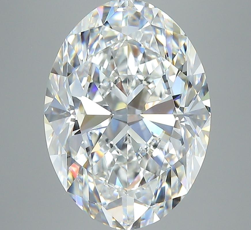 Cette bague sophistiquée est ornée d'un diamant ovale d'un poids de 5,49 et d'une couleur F et VVS2. Fabriquée à la main avec précision, la bague présente un anneau en or blanc magnifiquement poli, qui rehausse son attrait luxueux. La monture