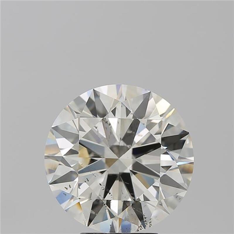 Dal design elegante, questo splendido anello con diamante affascina per le sue caratteristiche notevoli. Al centro di questo gioiello si trova un diamante rotondo mozzafiato K.K. 5,4, tenuto saldamente in una montatura a griffe in rilievo che ne