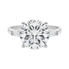 GIA Anello con diamante rotondo a tre pietre e baguette affusolata in oro bianco 18K da 5,4 carati