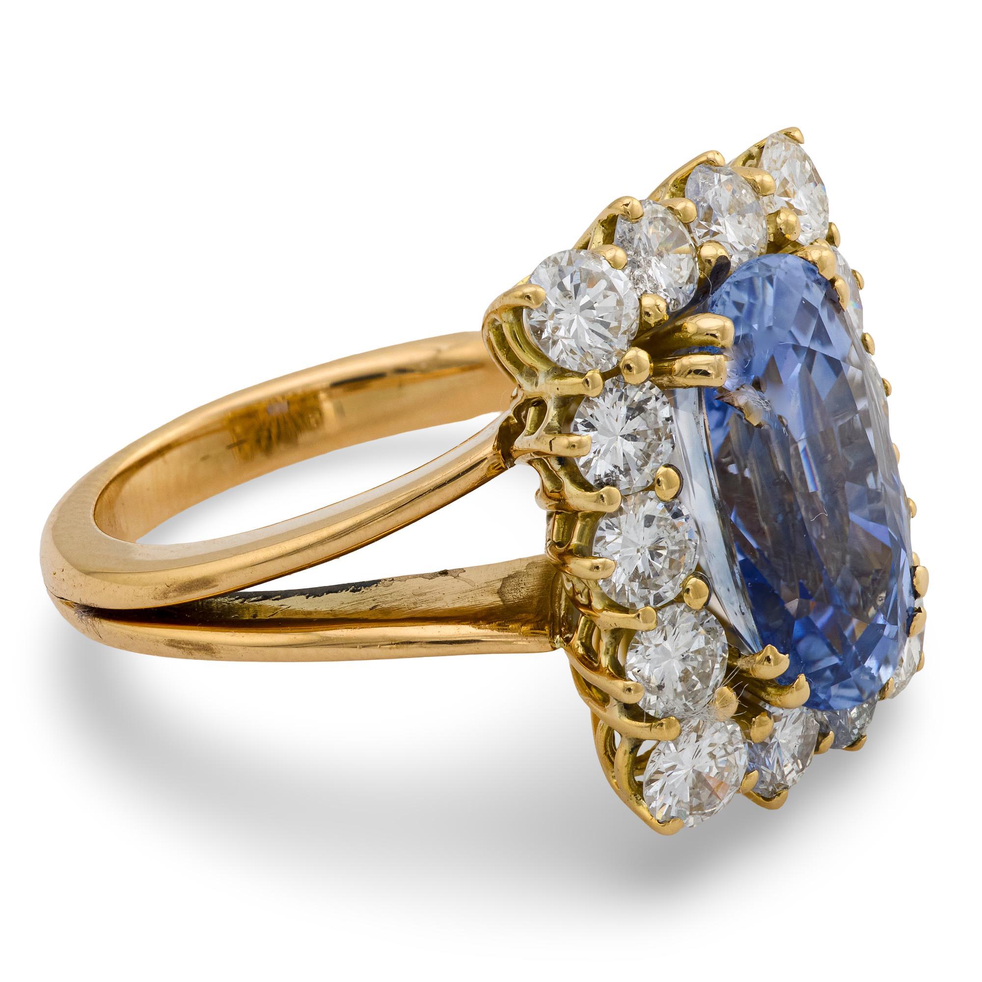 GIA Anello cocktail con zaffiro di Ceylon e diamante in oro giallo 18 carati da 5,51 carati In condizioni buone in vendita a Beverly Hills, CA