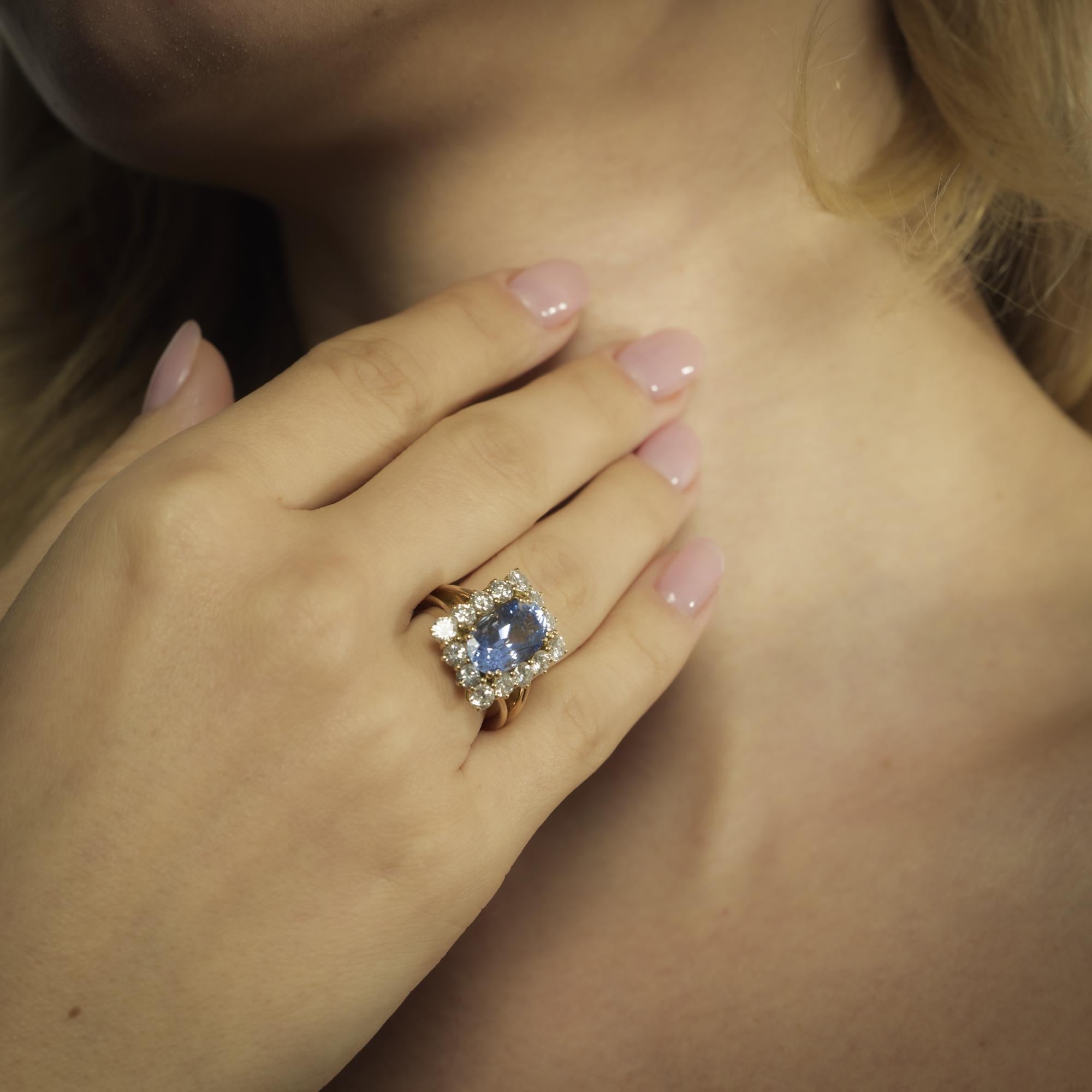 Donna GIA Anello cocktail con zaffiro di Ceylon e diamante in oro giallo 18 carati da 5,51 carati in vendita