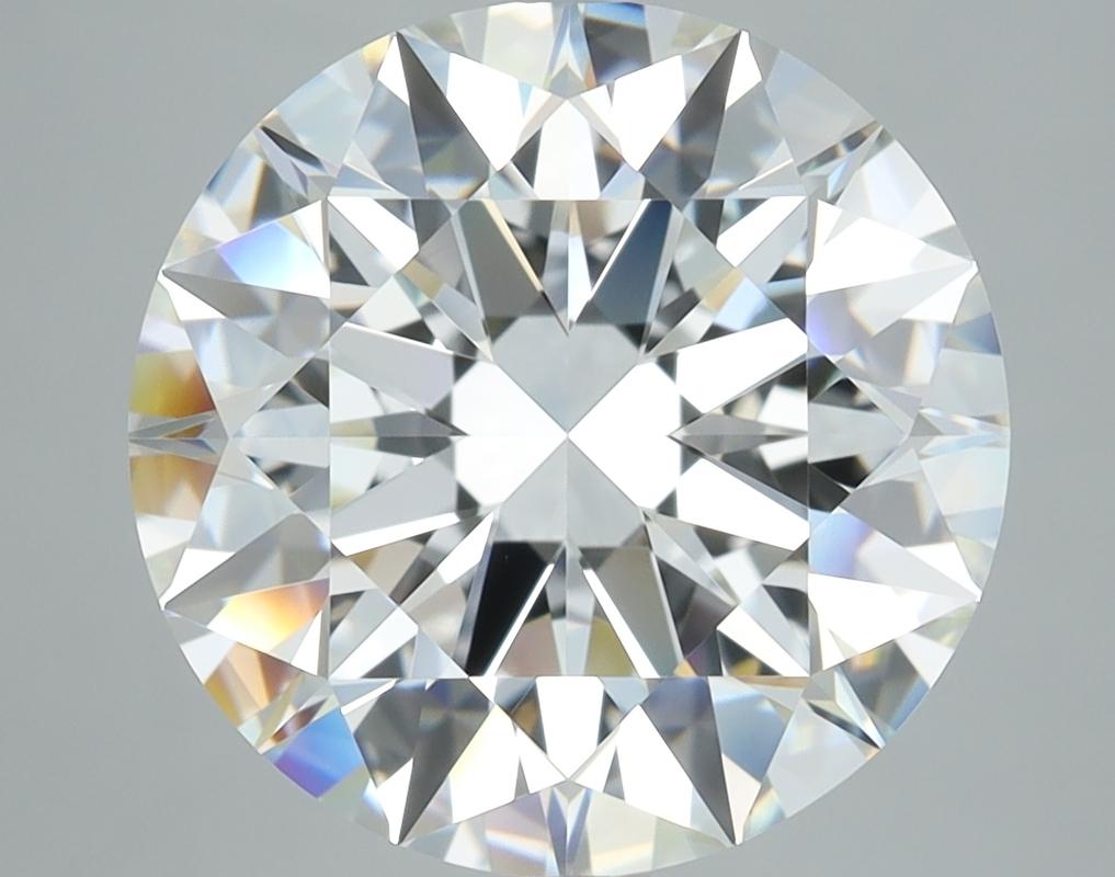 Dal design elegante, questo splendido anello con diamante affascina per le sue caratteristiche notevoli. Al centro di questo gioiello si trova un diamante rotondo mozzafiato F VVS1 5,51, tenuto saldamente in una montatura a griffe in rilievo che ne