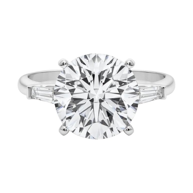 GIA Anello con diamante rotondo a tre pietre e baguette affusolata in oro bianco 18 carati da 5,51 carati
