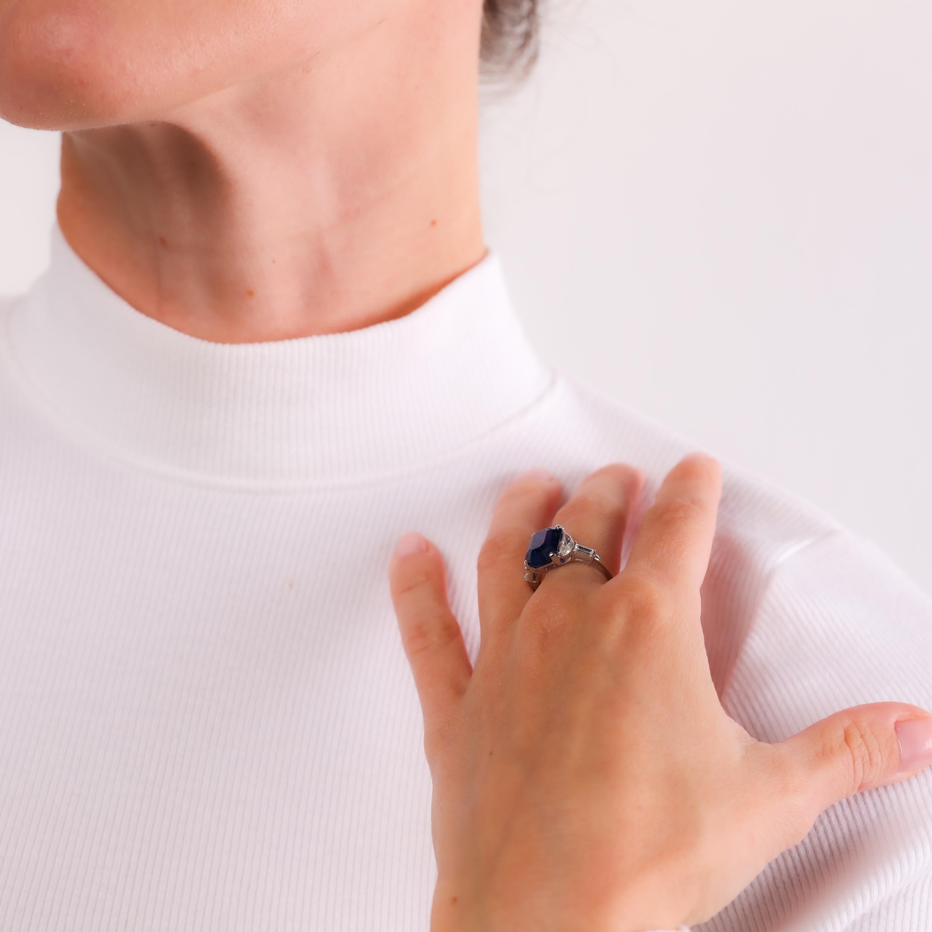 Dieser Mid-Century-Ring aus Platin hebt einen leuchtenden 5,69-karätigen Saphir aus Sri Lanka hervor, der durch schillernde Diamantakzente ergänzt wird. Ein zeitloser Ausdruck von Eleganz und Raffinesse.

Zertifikat: GIA #2235421402
Mittelstein:
