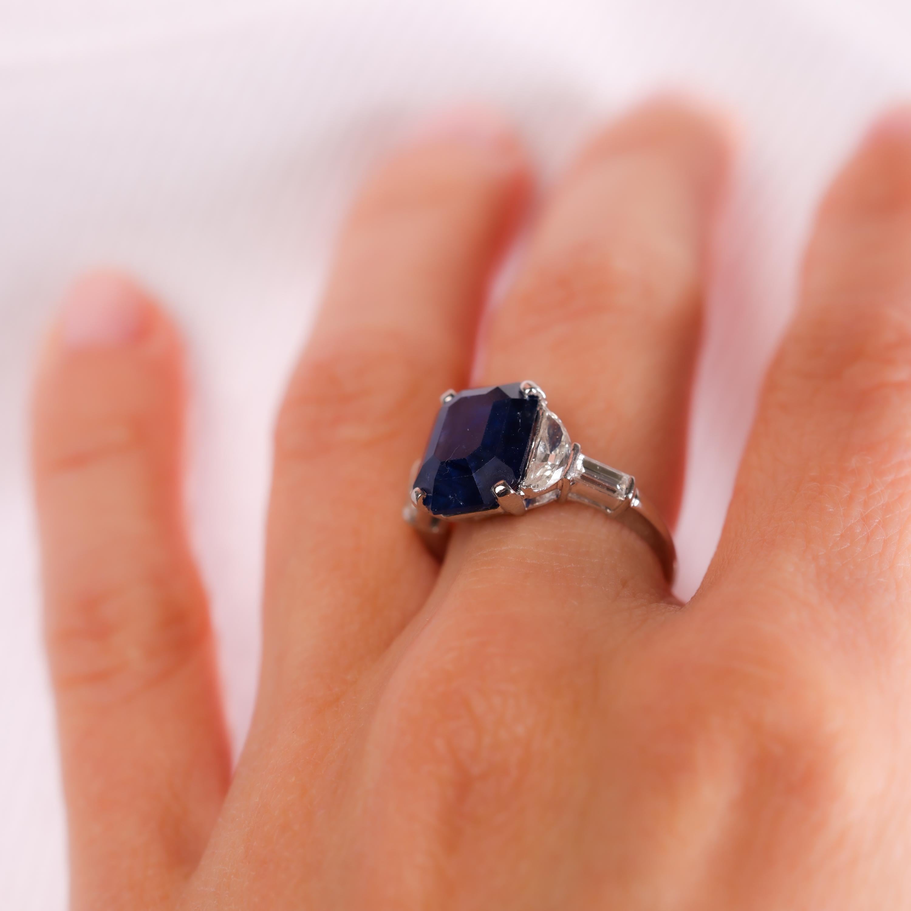 Platinring, GIA 5,69 Karat achteckig geschliffener blauer Saphir, Diamant (Halbmondschliff)