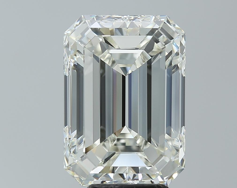 Ein prächtiger Diamantring mit einem atemberaubenden Smaragd in der Mitte, der beeindruckende 5,71 kg wiegt und eine lupenreine K und VVS1 aufweist. Dieses exquisite Stück wurde fachmännisch aus Weißgold gefertigt und bietet einen warmen und