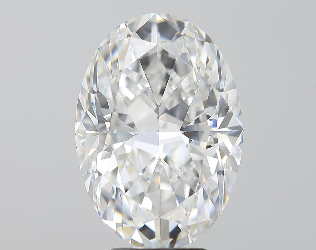 Un magnifico anello di diamanti con una splendida pietra centrale ovale, del peso di ben 5,71 e con un'impeccabile E e VS1. Questo squisito pezzo è sapientemente realizzato in oro bianco, per offrire una luce calda e radiosa che esalta la