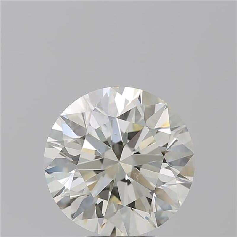 Un magnifico anello di diamanti con una splendida pietra centrale rotonda, del peso di ben 5,79 e con un'impeccabile L e SI1. Questo squisito pezzo è sapientemente realizzato in oro bianco, per offrire una luce calda e radiosa che esalta la