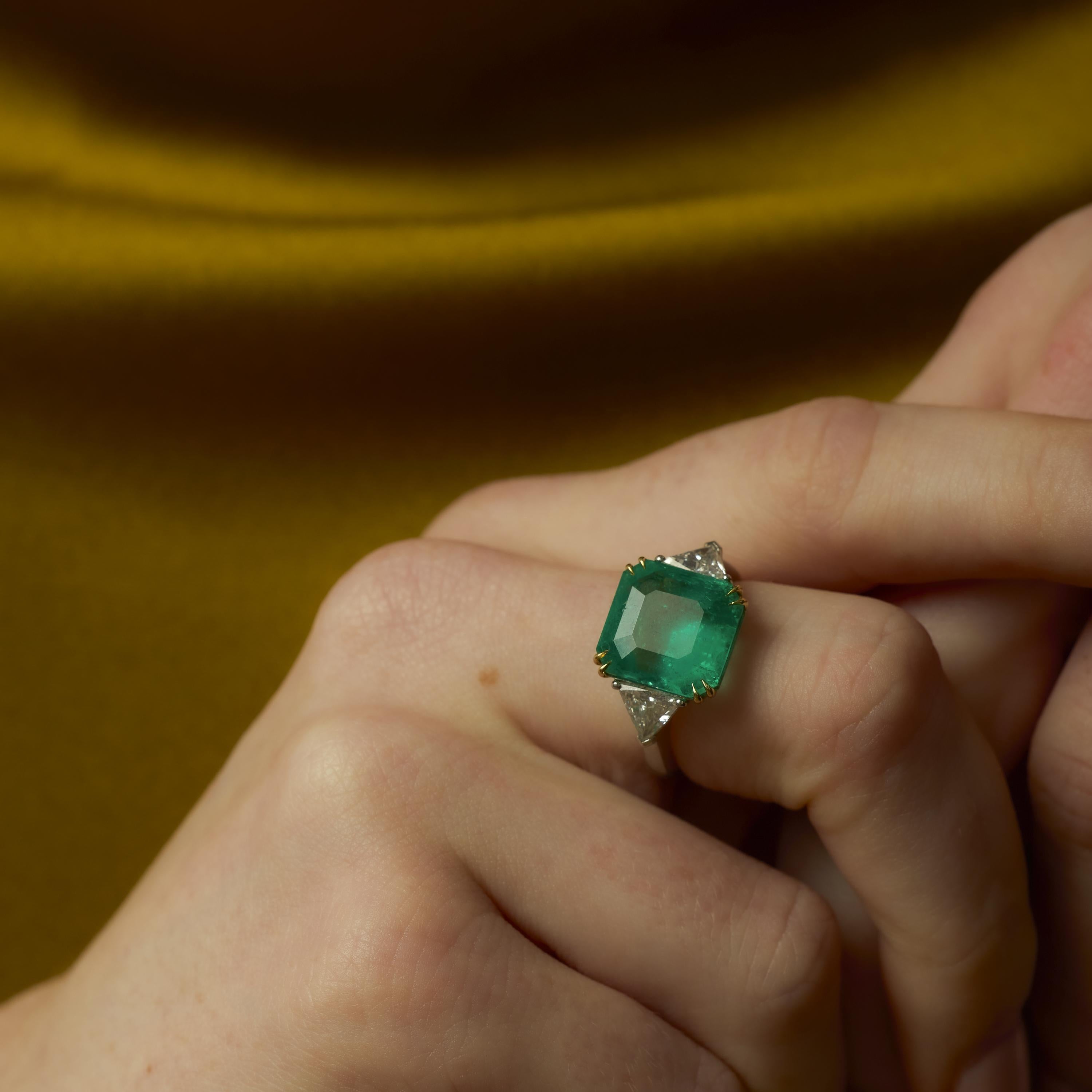 Platinring mit GIA 5.81 Karat kolumbianischem Smaragd und Diamant (Trillionschliff) im Angebot