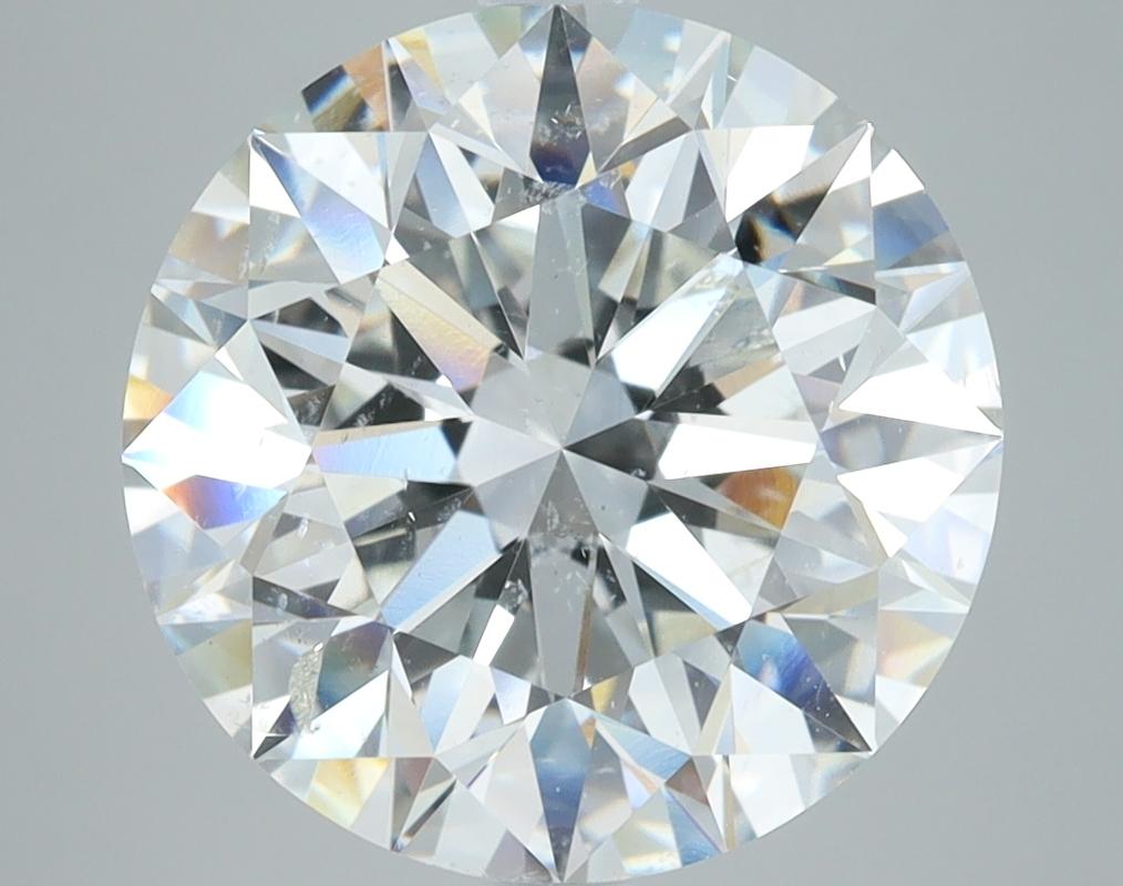 Cette bague sophistiquée est ornée d'un diamant rond d'un poids de 5,81 et d'une pureté de H et SI2. Fabriquée à la main avec précision, la bague présente un anneau en or blanc magnifiquement poli, qui rehausse son attrait luxueux. La monture