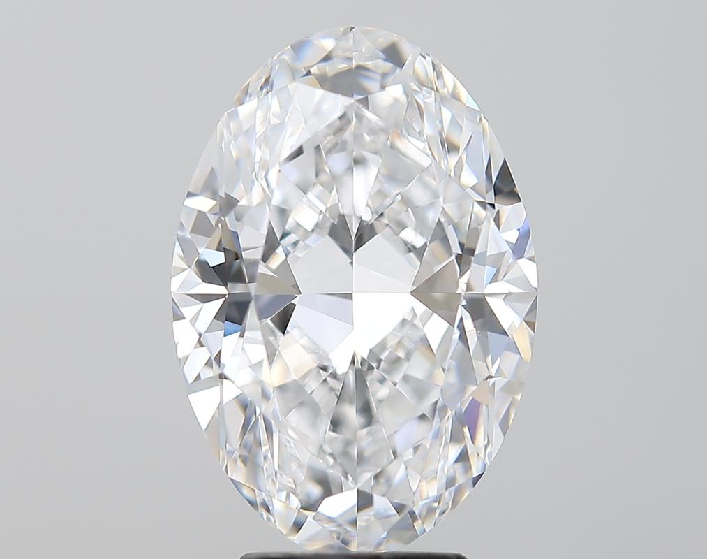 Questo sofisticato anello con diamante presenta un sorprendente centro di un diamante ovale, del peso di 5 e con una ricca D e VS2. Realizzato a mano con precisione, l'anello presenta una fascia in oro bianco splendidamente lucidata, che ne esalta