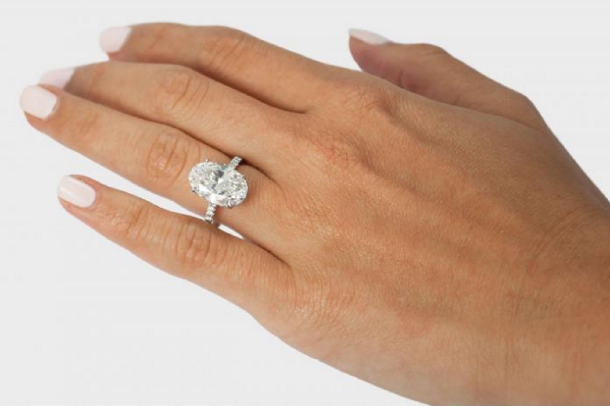 Dieser wunderschöne Verlobungsring mit einem ovalen Diamanten von 3,61 Karat ist wirklich ein atemberaubendes Stück. Der zarte Schaft bringt das 3-karätige Oval besonders gut zur Geltung und zeigt, wie wunderschön der Stein ist. Mit der Farbe G und