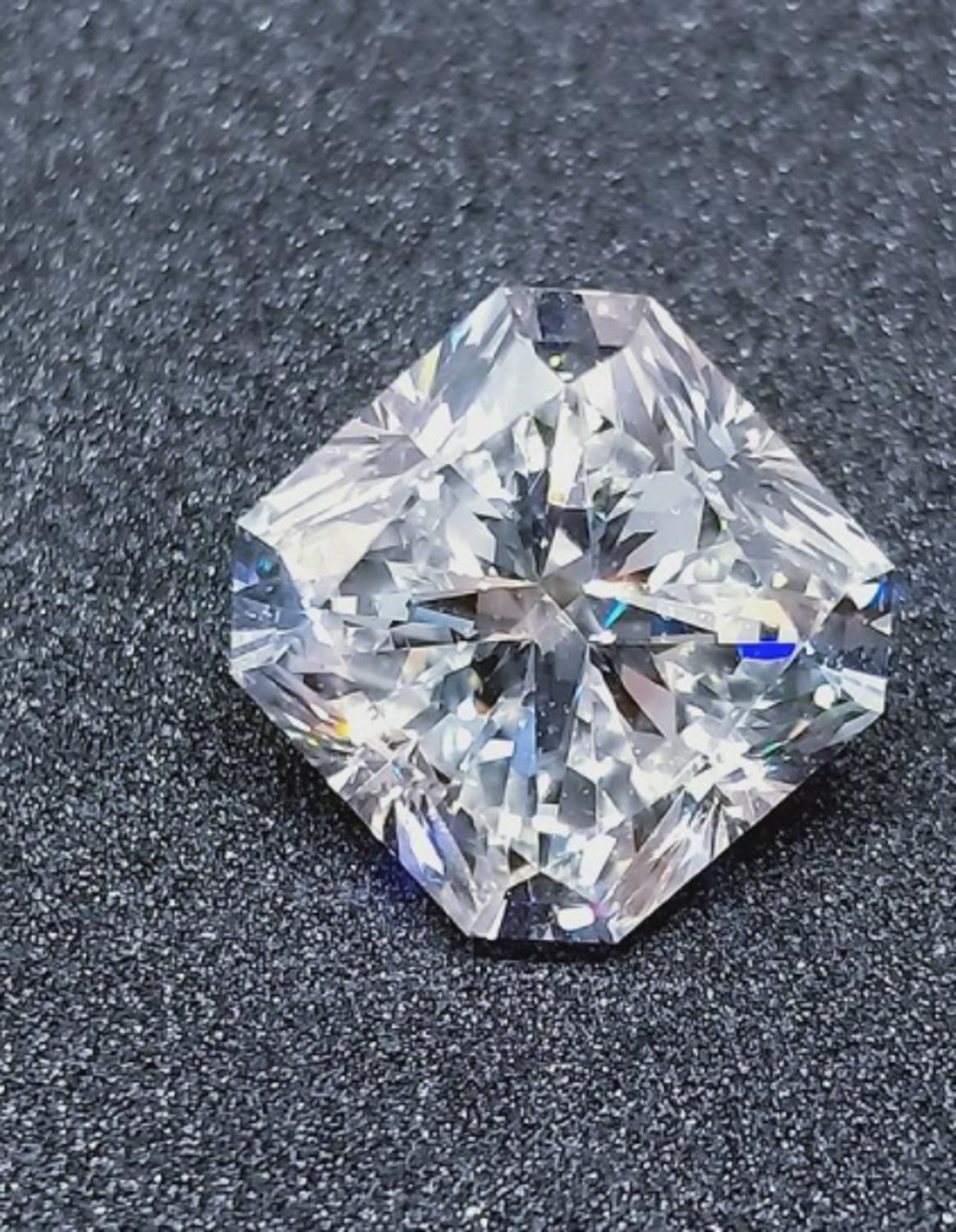 Magnifique bague avec un diamant GIA, taille radiant carré, 5 carats, couleur e et pureté vvs2 !

Une magnifique pierre d'excellence accompagnée de deux pierres latérales qui font de cette pièce une bague très élégante et moderne.
La monture est en