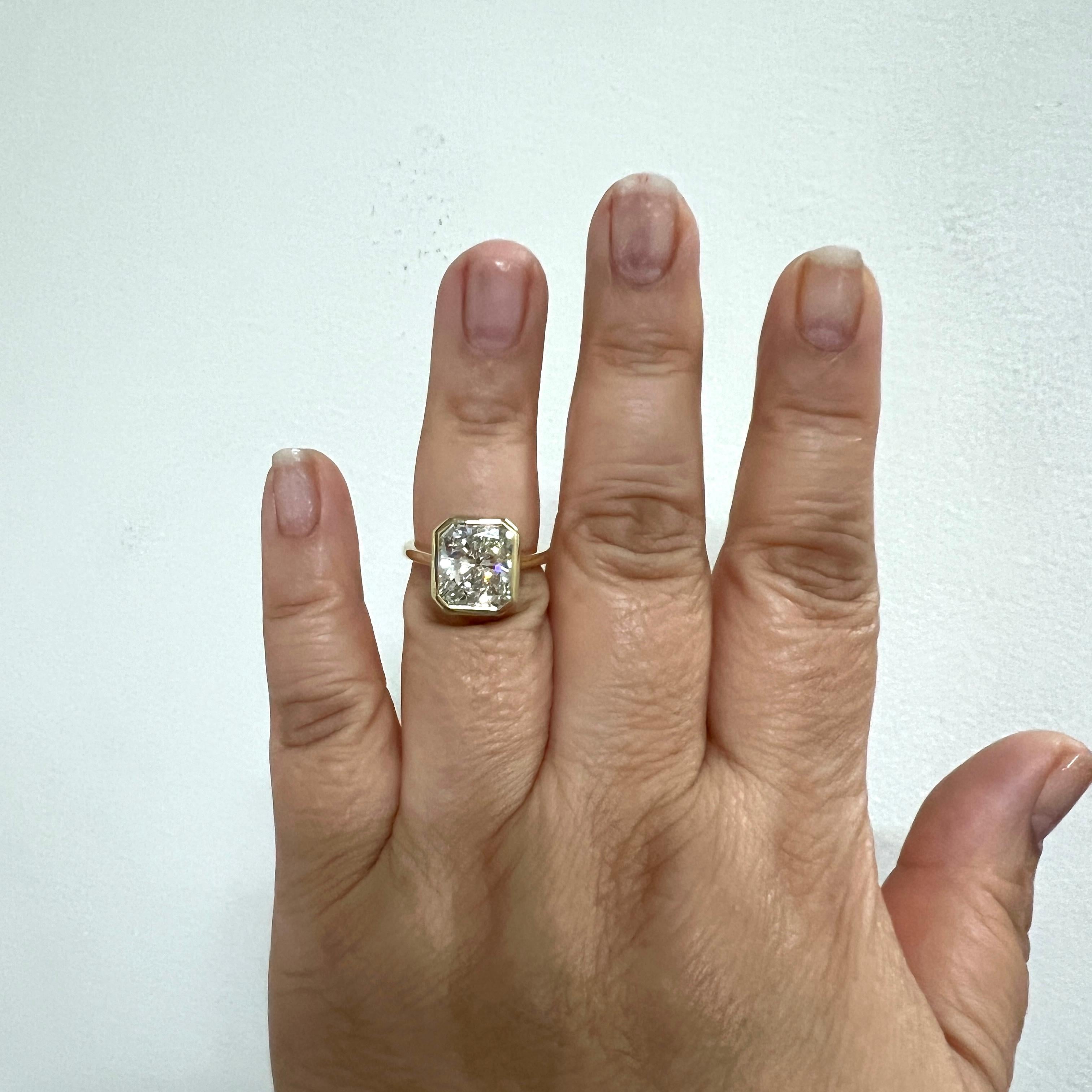 Magnifique 6.02 ct. K VS2 diamant blanc radiant.  Fabriqué à la main en or jaune 18k.  Bague taille 6,25.  Livré avec un certificat GIA.
