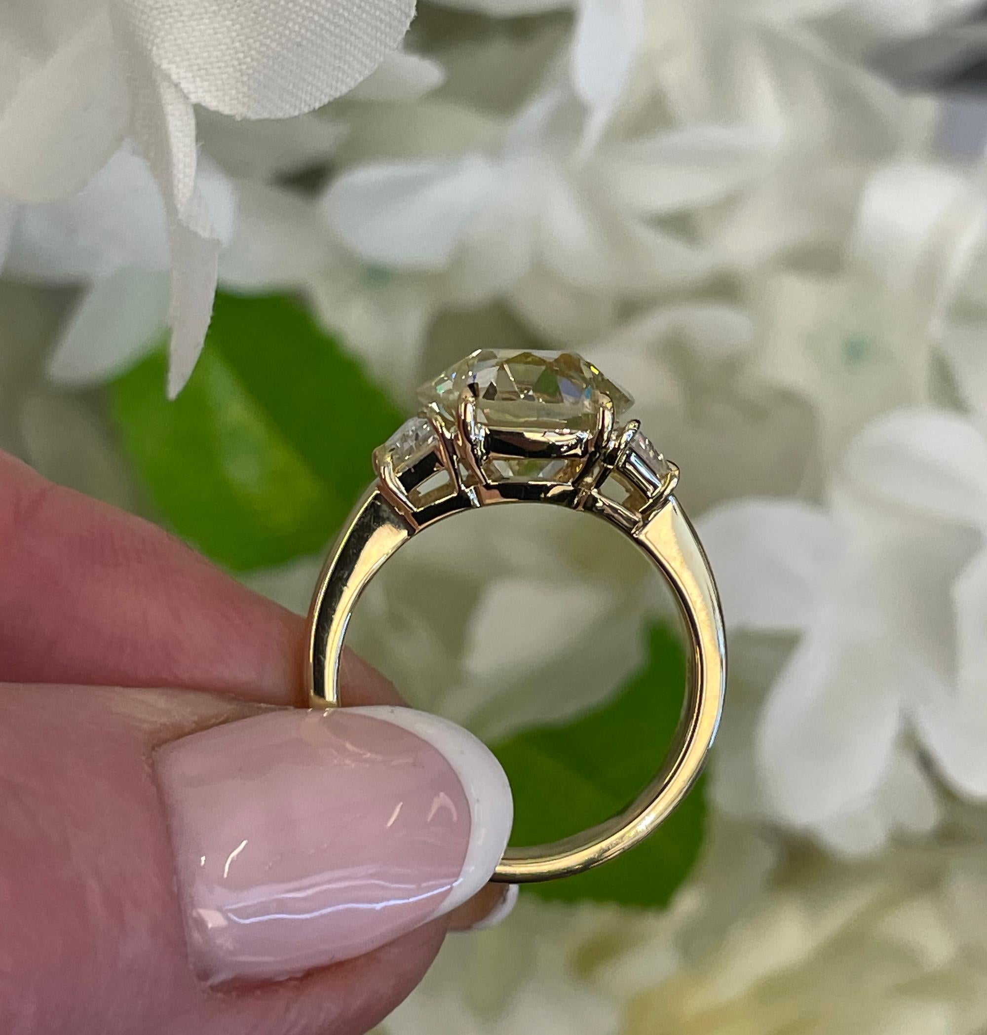GIA 6.01ct Old Euro Diamond Three Stone Engagement Anniversary Vintage 18KY Ring en vente 3