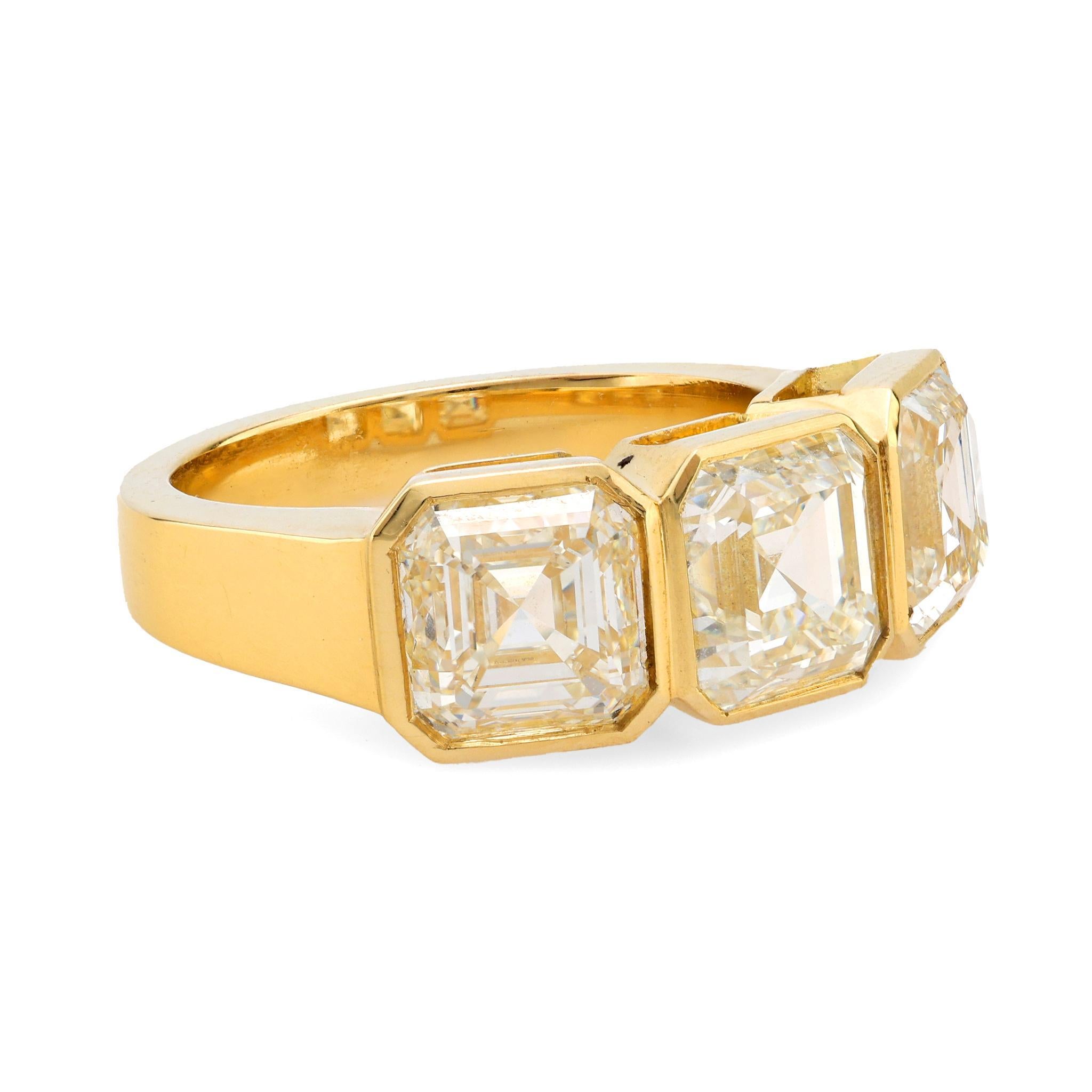 Moderne Bague à trois pierres en or jaune 18 carats avec diamant taille Asscher d'un poids total de 6,02 carats, certifié GIA