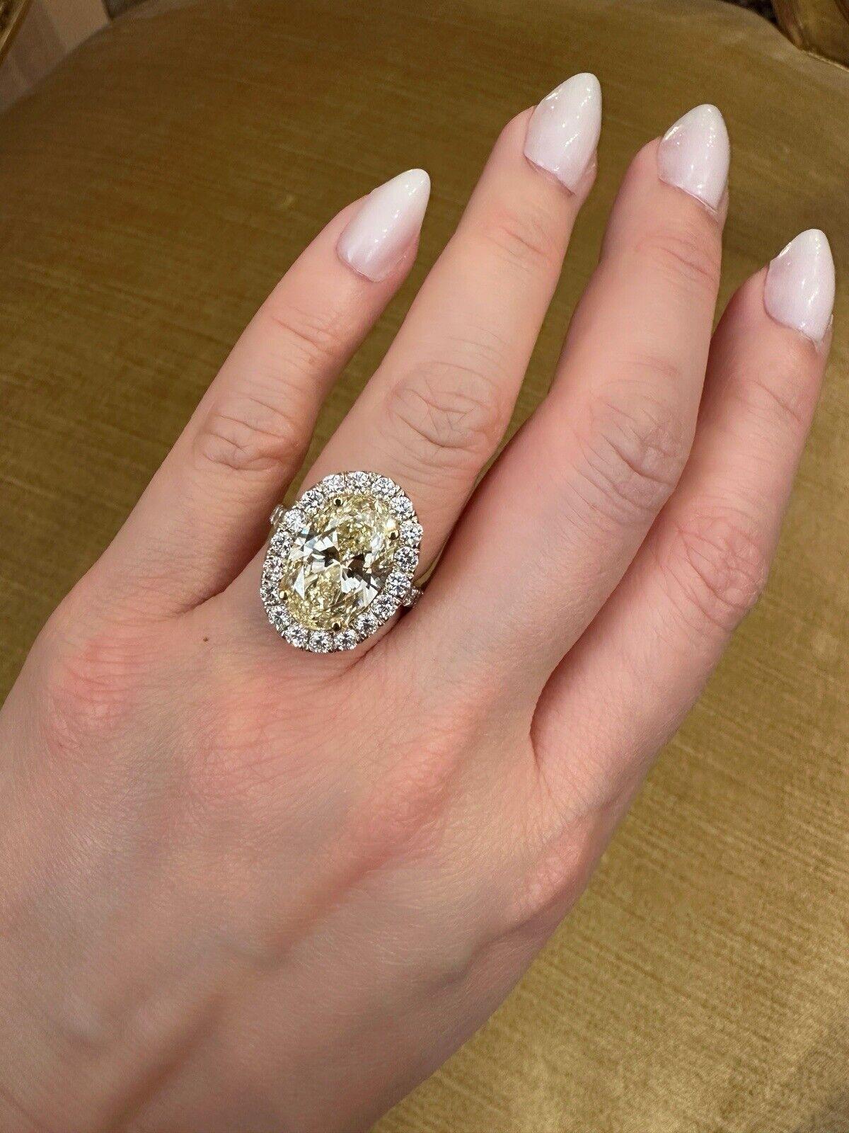 Anillo de diamantes amarillos de forma oval certificada por el GIA en oro blanco y amarillo de 18k 

El Anillo de Diamantes Amarillos de Forma Ovalada presenta un Diamante Amarillo de Forma Ovalada de 6,05 quilates en el centro, rodeado por un Halo