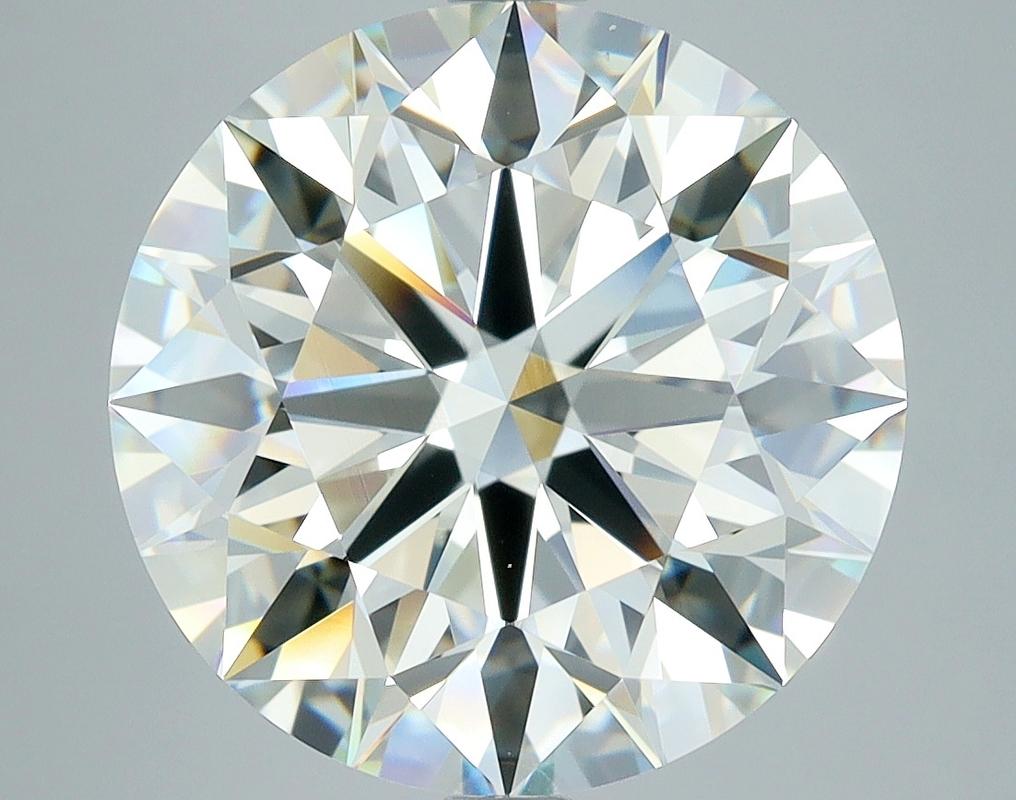 Questo sofisticato anello con diamante è caratterizzato da un sorprendente centro di un diamante rotondo, del peso di 6,05 e con una ricca colorazione I e VS2. Realizzato a mano con precisione, l'anello presenta una fascia in oro bianco